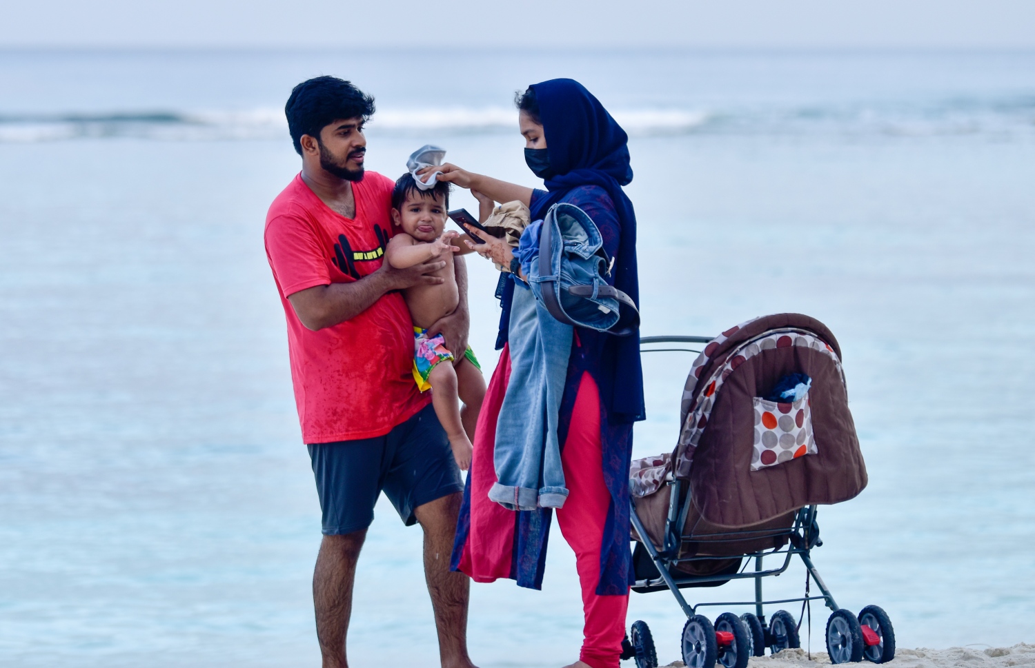 އިންޑިއާގެ ޓޫރިސްޓުން ހުޅުމާލޭގެ ބީޗް ސަރަހައްދު ފުރާލާފައި