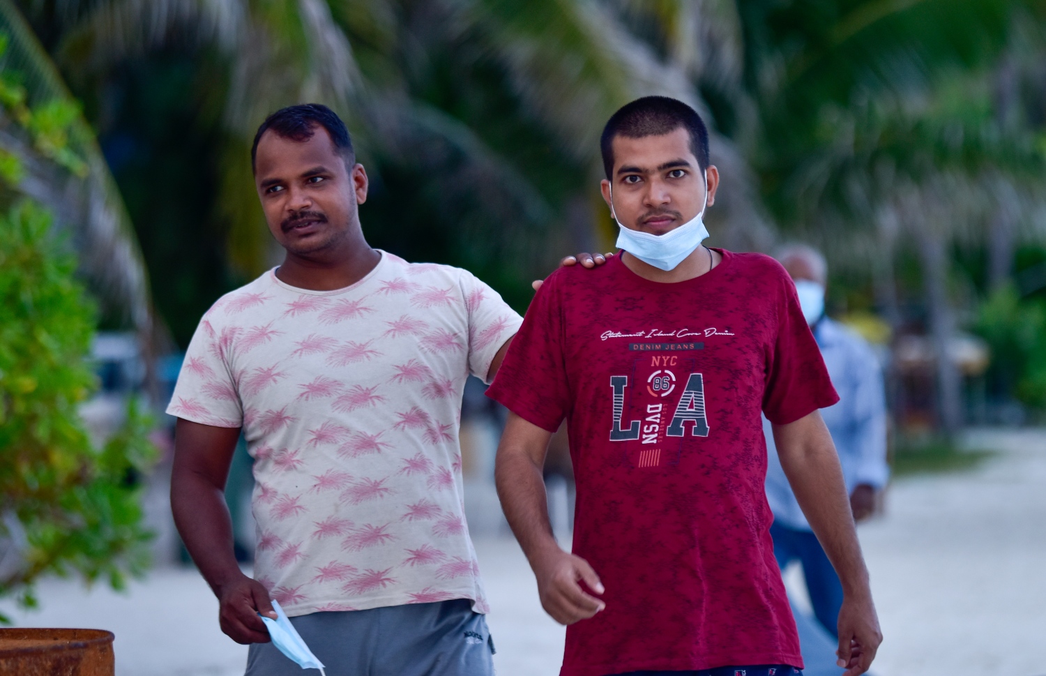 ހުޅުމާލެ: އޮގަސްޓް 18، 2021: އިންޑިއާ ޓޫރިސްޓުންތަކެއް ހުޅުމާލެ ބީޗް ސަރަހައްދުގައި: އެއީ މެދުއިރުމައްޗަށް ދާ އިންޑިއާ މީހުން. ރާއްޖެ އައިސް އުޅެނީ ޓްރާންސިޓް ވުމަށް. ވަރަށް ގިނަ އަދަދެއްގެ އިންޑިއާ ޓޫރިސްޓުން ރާއްޖެ އައިސްފައިވޭ.-- ފޮޓޯތައް: އަހުމަދު އަވްޝަން އިލްޔާސް /މިހާރު