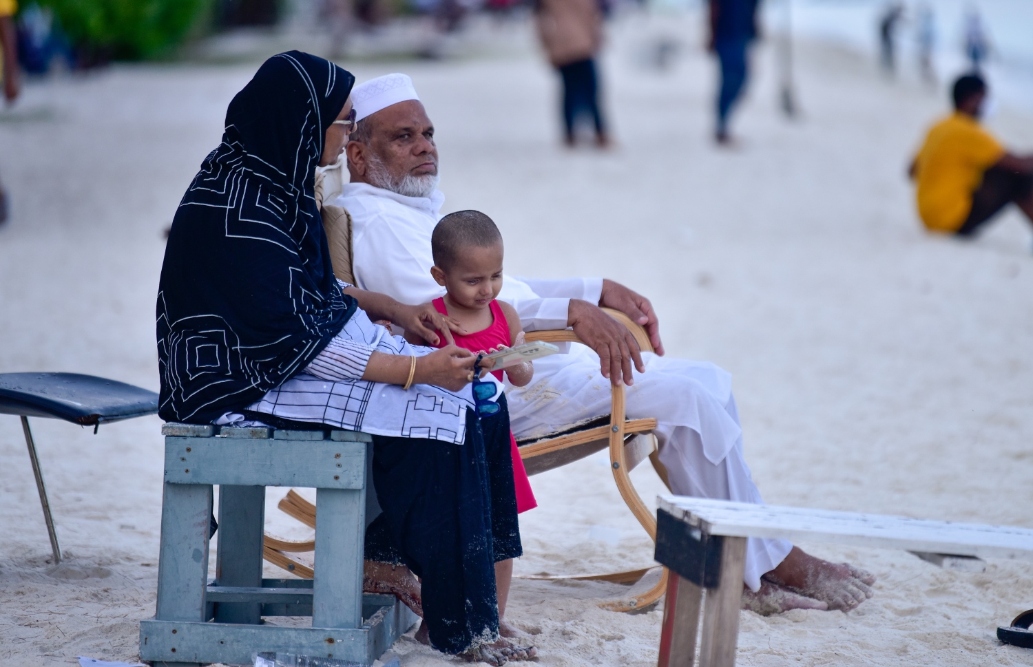 ހުޅުމާލެ: އޮގަސްޓް 18، 2021: އިންޑިއާ ޓޫރިސްޓުންތަކެއް ހުޅުމާލެ ބީޗް ސަރަހައްދުގައި މަޑުކޮށްލައިގެން: އެއީ މެދުއިރުމައްޗަށް ދާ އިންޑިއާ މީހުން. ރާއްޖެ އައިސް އުޅެނީ ޓްރާންސިޓް ވުމަށް. ވަރަށް ގިނަ އަދަދެއްގެ އިންޑިއާ ޓޫރިސްޓުން ރާއްޖެ އައިސްފައިވޭ.-- ފޮޓޯތައް: އަހުމަދު އަވްޝަން އިލްޔާސް /މިހާރު