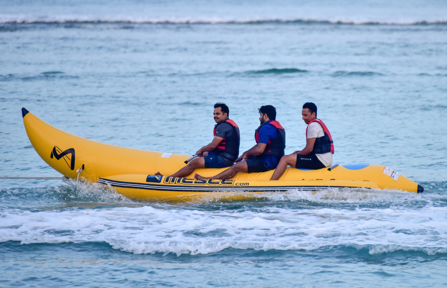 ހުޅުމާލެ: އޮގަސްޓް 18، 2021: އިންޑިއާ ޓޫރިސްޓުންތަކެއް ހުޅުމާލެ ބީޗް މޫދުގައި ކެނޯ ދުއްވަނީ: އެއީ މެދުއިރުމައްޗަށް ދާ އިންޑިއާ މީހުން. ރާއްޖެ އައިސް އުޅެނީ ޓްރާންސިޓް ވުމަށް. ވަރަށް ގިނަ އަދަދެއްގެ އިންޑިއާ ޓޫރިސްޓުން ރާއްޖެ އައިސްފައިވޭ.-- ފޮޓޯތައް: އަހުމަދު އަވްޝަން އިލްޔާސް /މިހާރު