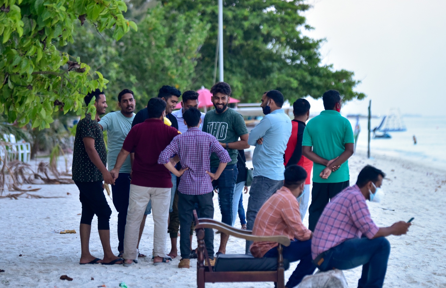 ހުޅުމާލެ: އޮގަސްޓް 18، 2021: އިންޑިއާ ޓޫރިސްޓުންތަކެއް ހުޅުމާލެ ބީޗް ސަރަހައްދުގައި މަޑުކޮށްލައިގެން: އެއީ މެދުއިރުމައްޗަށް ދާ އިންޑިއާ މީހުން. ރާއްޖެ އައިސް އުޅެނީ ޓްރާންސިޓް ވުމަށް. ވަރަށް ގިނަ އަދަދެއްގެ އިންޑިއާ ޓޫރިސްޓުން ރާއްޖެ އައިސްފައިވޭ.-- ފޮޓޯތައް: އަހުމަދު އަވްޝަން އިލްޔާސް /މިހާރު