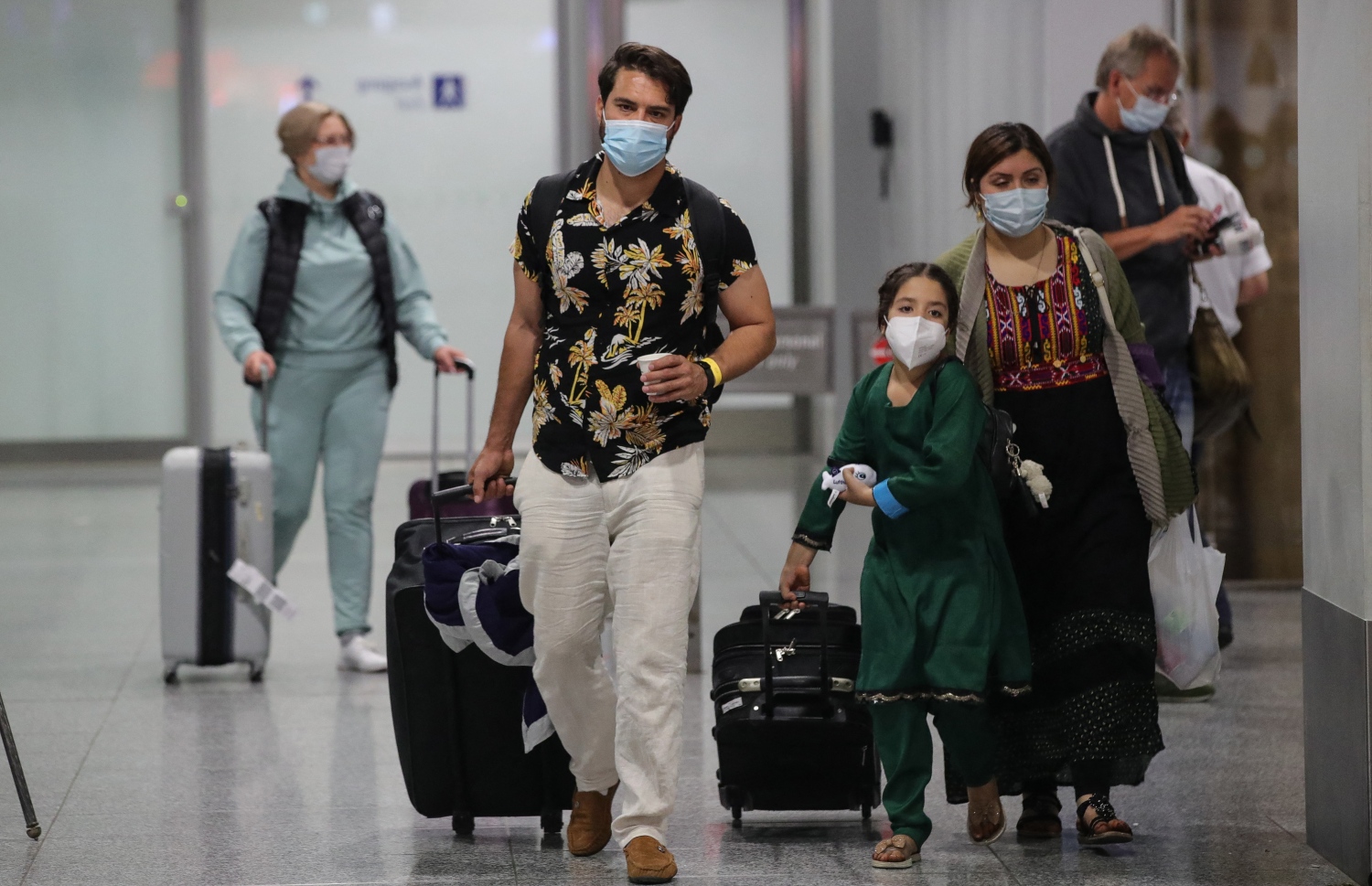 އޮގަސްޓް 18، 2021: އަފްގާނިސްތާނު ދޫކޮށް ޔޫރަޕަށް ހިޖްރަކުރި މީހުންގެ ތެރެއިން ބަޔަކު، ޖަރުމަން ވިލާތުގެ ފްރެންކްފާޓް ވައިގެ ބަނދަރުގައި. --އޭއެފްޕީ