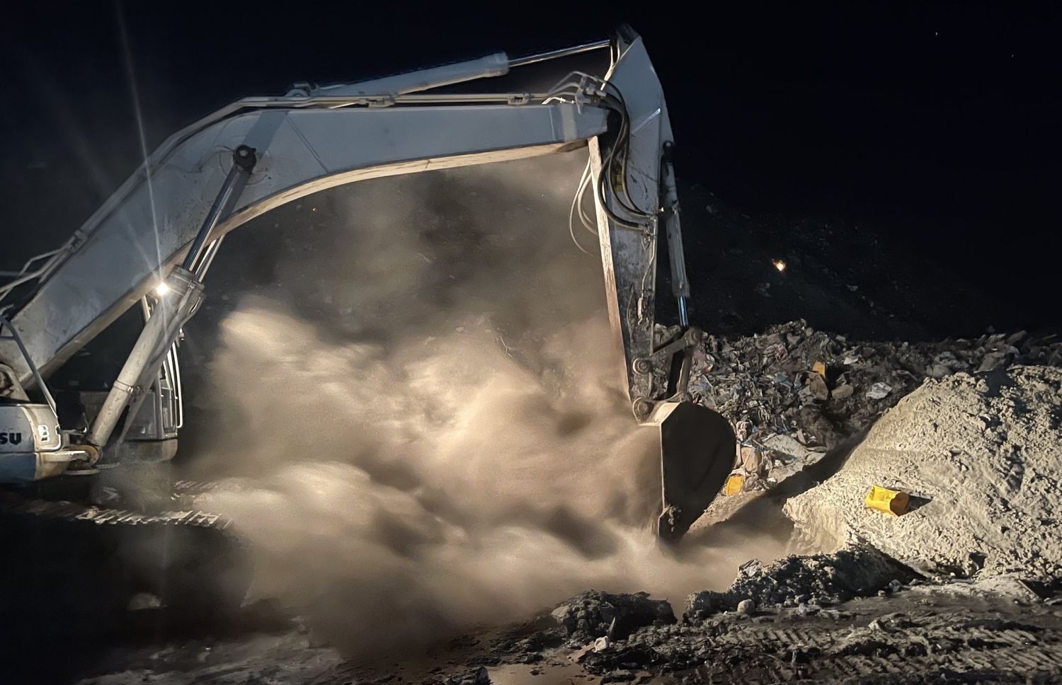 ކަސްޓަމްސް އިން އޫރު މަހާއި ބަނގުރަލާއި ބަނގުއާވި ނައްތާލަނީ.-- ފޮޓޯ: ކަސްޓަމްސް