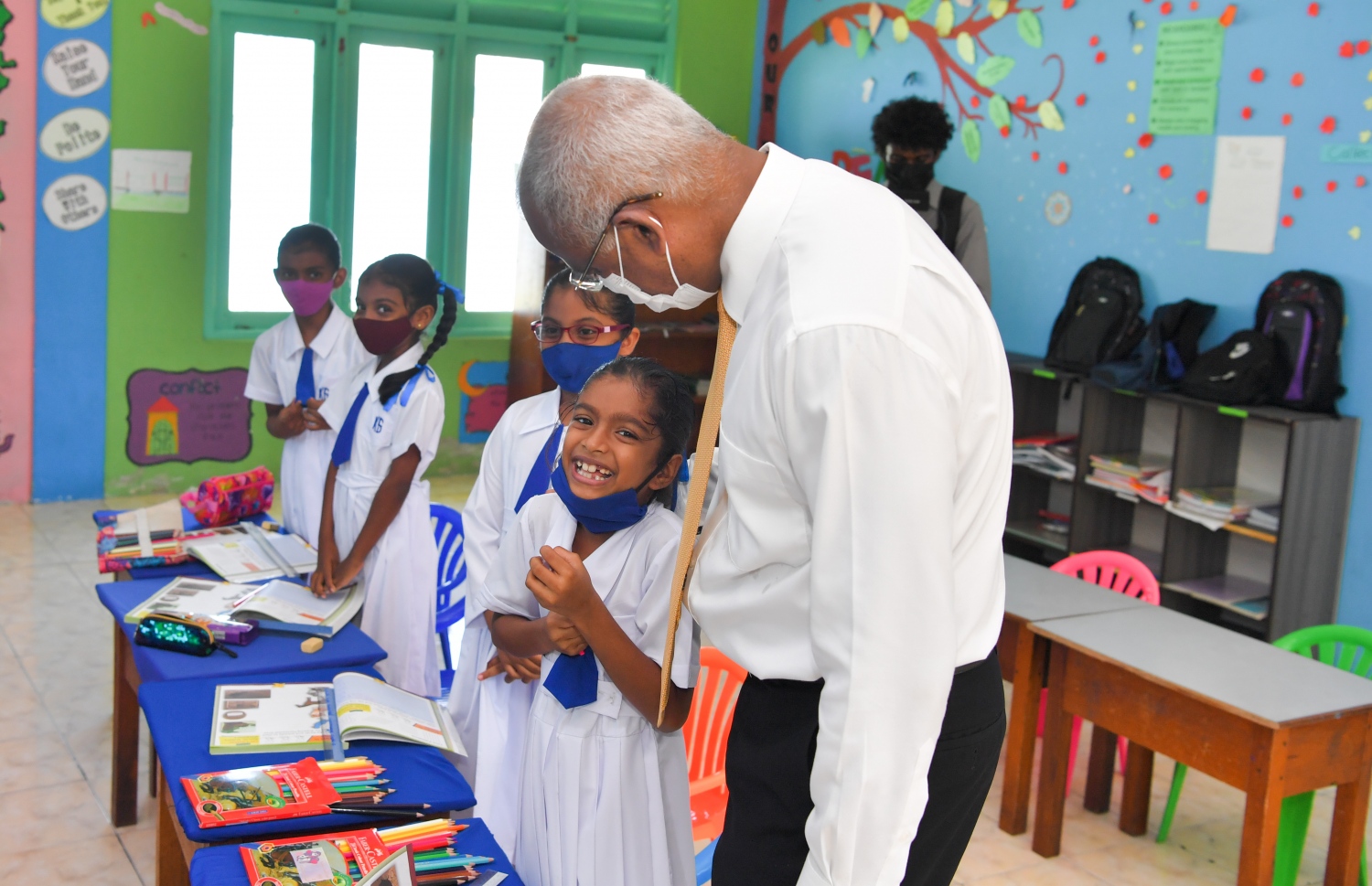 ރައީސް އިބްރާހިމް މުހައްމަދު ސޯލިހު ތ. އަތޮޅަށް ކުރައްވާ ދަތުރުފުޅުގައި ކިނބިދޫ ސްކޫލްގެ ދަރިވަރުންނާ ބައްދަލުކުރެއްވުން.-- ފޮޓޯ: ރައީސް އޮފީސް