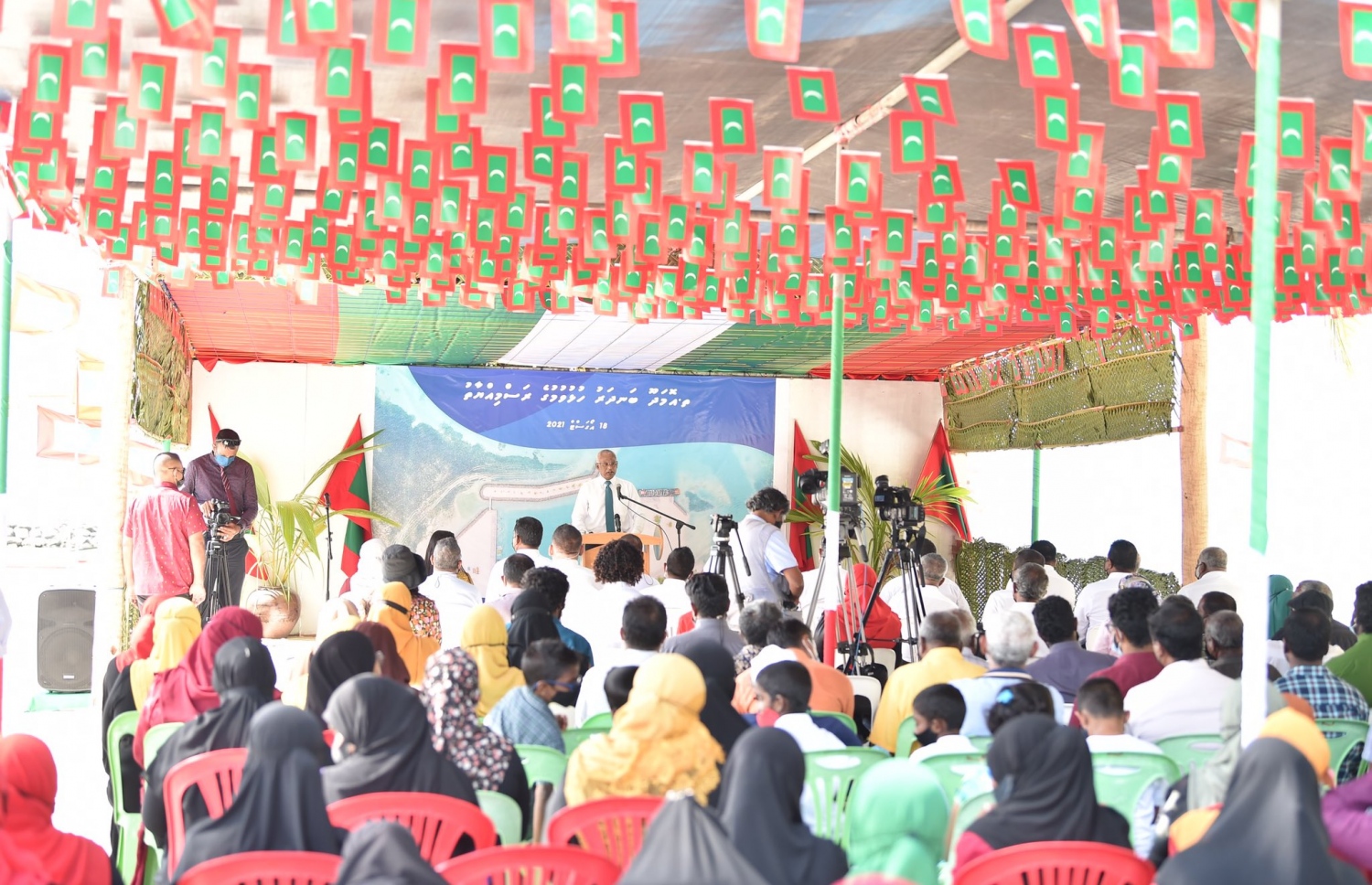 ރައީސް އިބްރާހިމް މުހައްމަދު ސޯލިހު ތ. އަތޮޅަށް ކުރައްވާ ދަތުރުފުޅުގައި އޮމަދޫ އަށް ވަޑައިގެން އެ ރަށުގެ ބަނދަރު ހުޅުވުމަށް ބޭއްވި ރަސްމިއްޔާތު.-- ފޮޓޯ: ރައީސް އޮފީސް