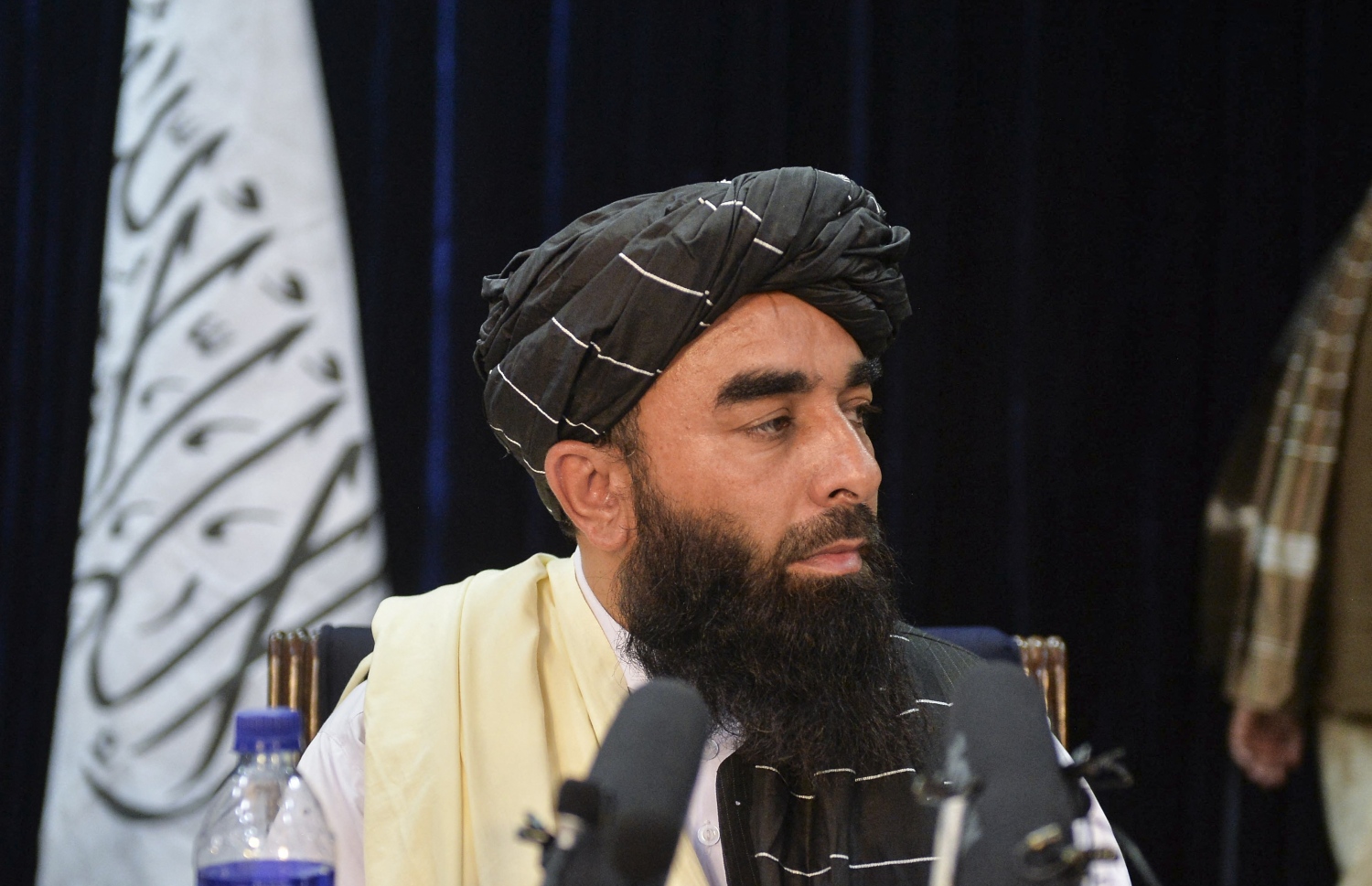 ތާލިބާނުންގެ ތަރުޖަމާން ޒަބިހުﷲ މުޖާހިދު ނޫސްވެރިންނާ ވާހަކަ ދައްކަވަނީ. --ފޮޓޯ:އޭއެފްޕީ