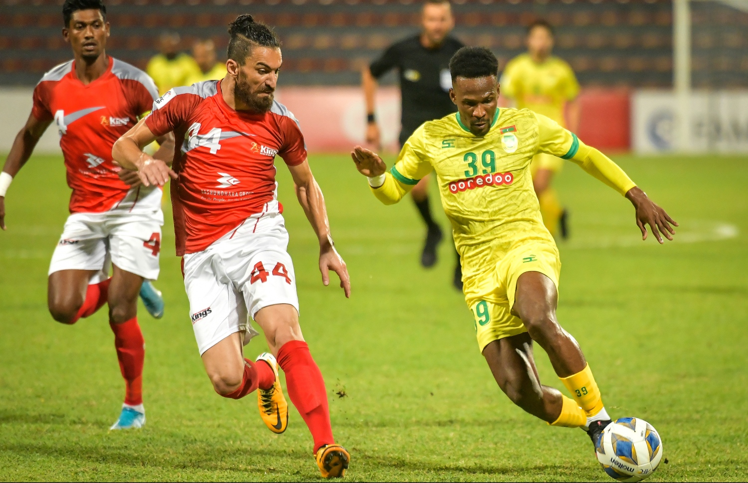 2021 ވަނަ އަހަރުގެ އޭއެފްސީ ކަޕުގައި ބަންގްލަދޭޝްގެ ބަޝުންދުރާ ކިންގްސް ކުޅުންތެރިއެއް ކައިރިން ދެމި ގަންނަން މާޒިޔާގެ ކޮނޭލިއަސް ސްޓެވާޓް (ކ) މަސައްކަތްކުރަނީ: އޭއެފްސީ ކަޕަށް މާޒިޔާ އިން އަބަދުވެސް ޓީމު ވަރުގަދަކުރޭ. --މިހާރު ފޮޓޯ: ނިޝާން އަލީ