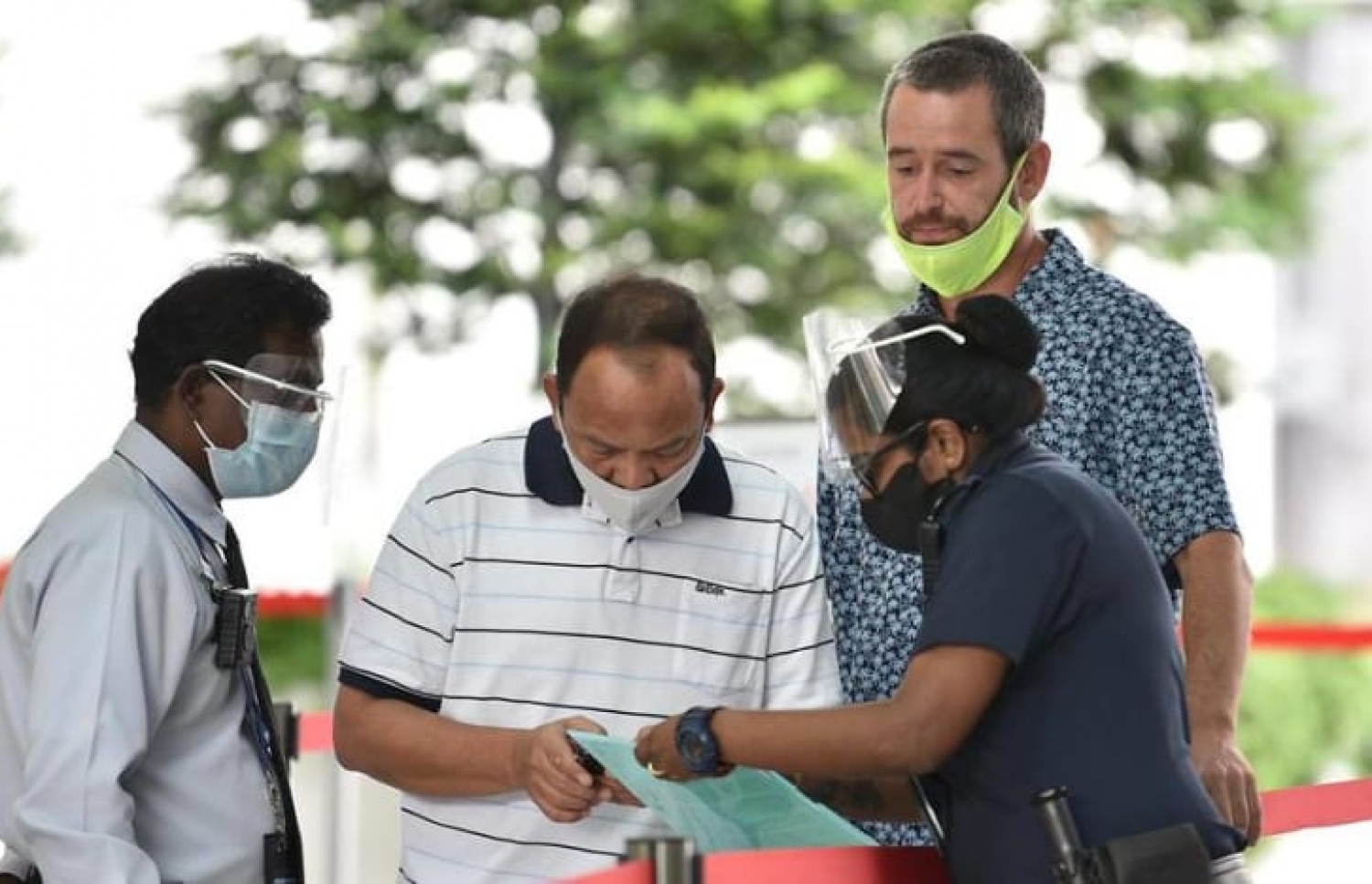 ބެންޖަމިން ކޯޓްގެ އޮފިޝަލުންތަކަކާ އެކު.