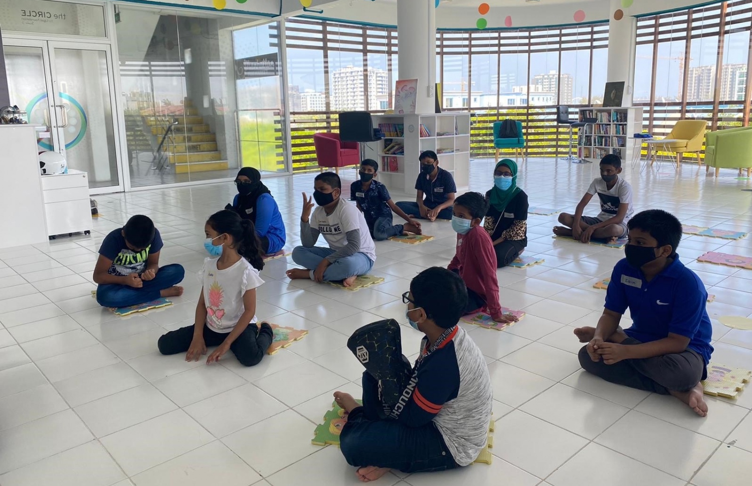 އުގެއިލް ފައުންޑޭޝަނުން ހުޅުމާލޭގައި ހިންގާ "ސާކަލް"ގެ ކްލާހެއްގައި ކުދިންތަކެއް ކިޔަވަނީ: ބޮޑު ޗުއްޓީއާ ދިމާކޮށް ބޭއްވި އޮންލައިން ކްލާސްތައް ހުރިހާ ކުދިންނަށްވެސް ކަމުދިޔަ. -- ފޮޓޯ: އުގެއިލް ފައުންޑޭޝަން