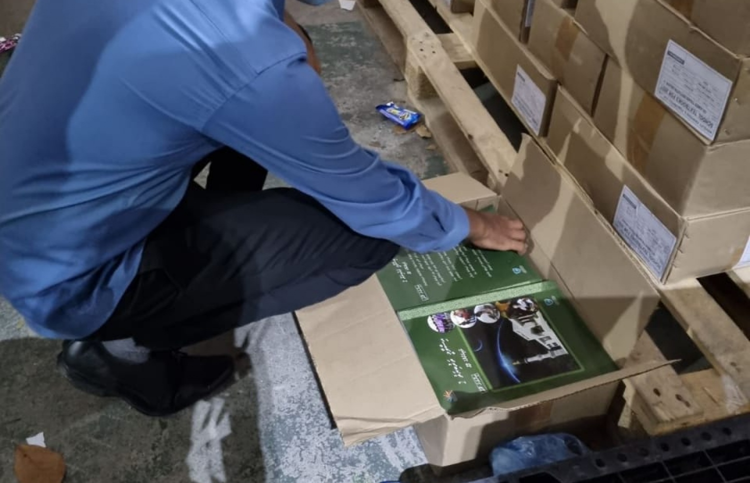 ދަރިވަރުންނަށް ހަމަނުވެ ހުރި ފޮތްތައް އެޑިއުކޭޝަނުން ދޭން ފެށުން.-- ފޮޓޯ: އެޑިއުކޭޝަން މިނިސްޓްރީ