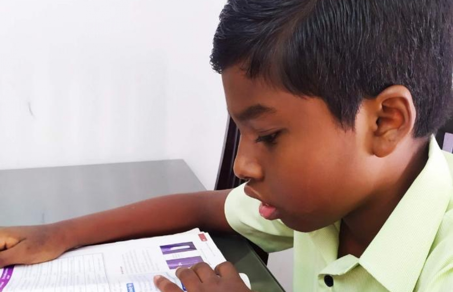 ރަޔަން ފޮތް ކިޔަނީ.