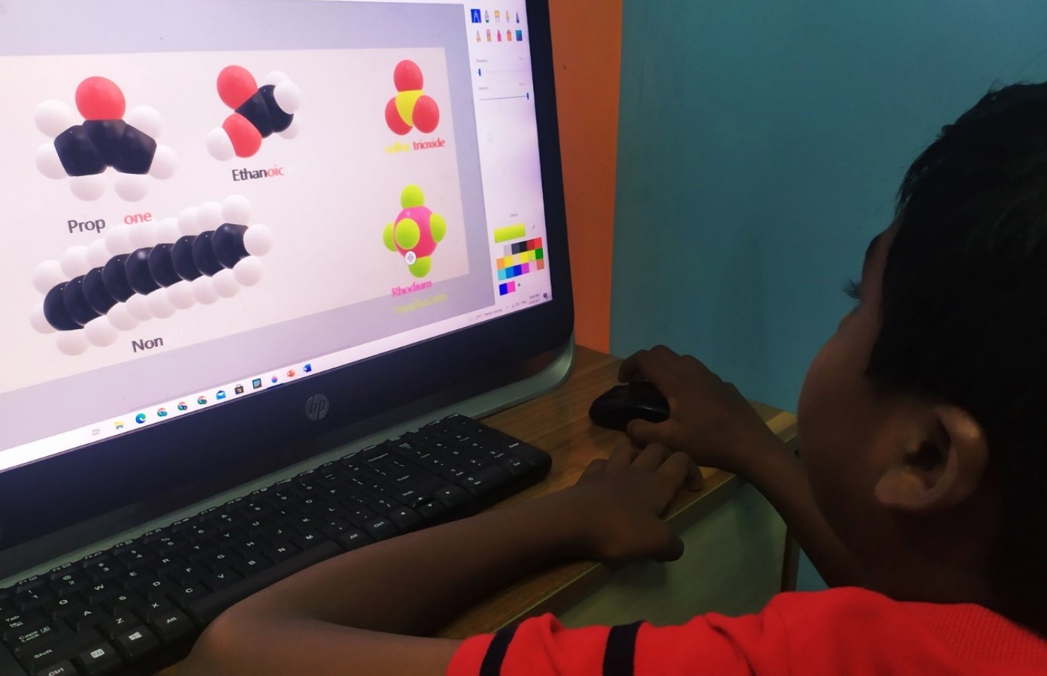 ރަޔާން ކެމިސްޓްރީގެ ކޮމްޕައުޑްސްތައް ކުރަހަނީ.