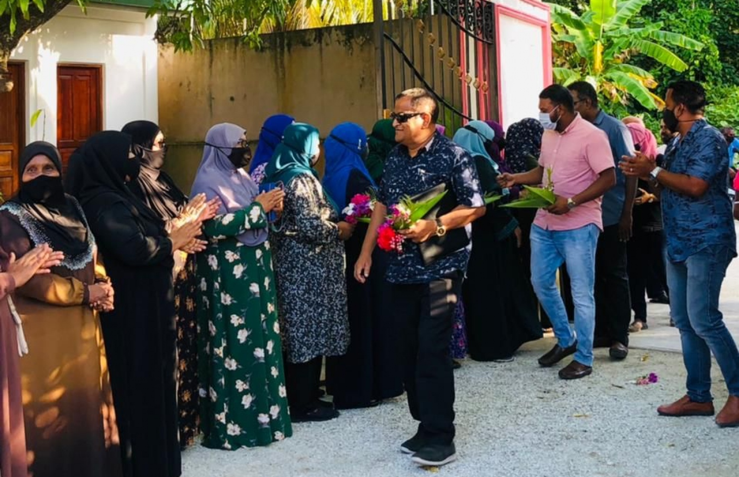 އިދިކޮޅު ކޯލިޝަނުން މިހާރު އައްޑު އަށް މިހާރު ކުރާ ދަތުރުގެ ތެރެއިން އެ ކޯލިޝަންގެ އިސް ބޭފުޅުންނަށް މަރުހަބާ ކިޔަނީ.---ފޮޓޯ: ޕީޕީއެމް