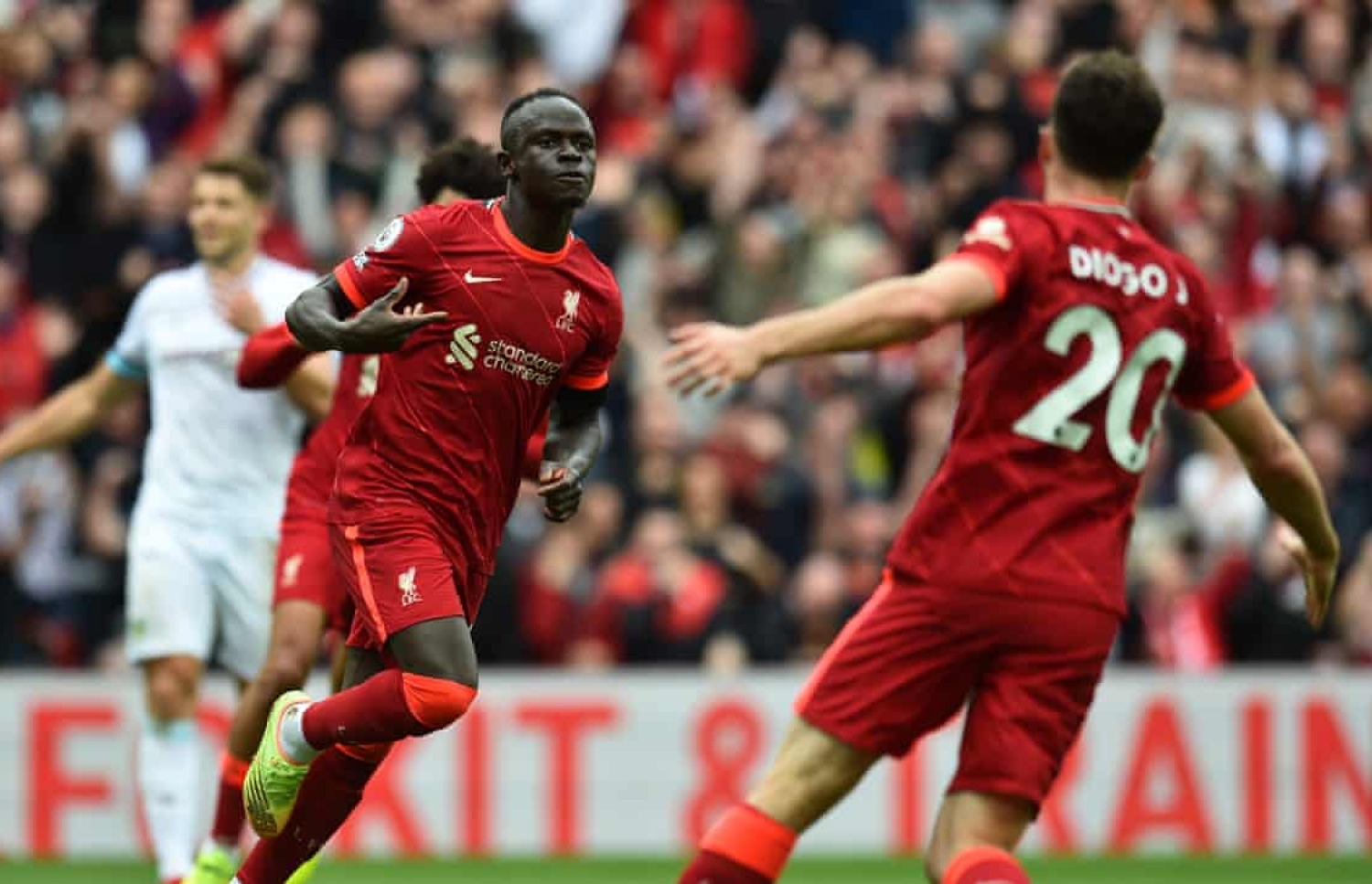 ބާންލީ ކޮޅަށް ލިވަޕޫލްގެ ދެ ލަނޑު ޖެހީ ޖޯޓާ އާއި މާނޭ. --- ފޮޓޯ: ގެޓީ އިމޭޖަސް