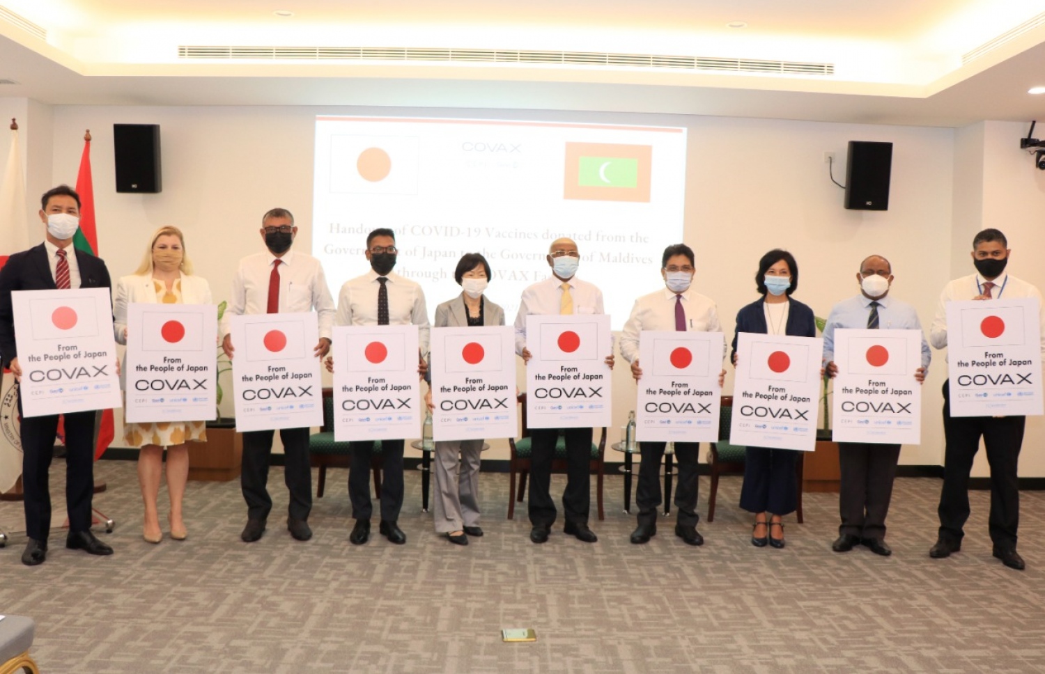 ޖަޕާން ސަރުކާރުން ރާއްޖެ އަށް 112،000 ޑޯޒްގެ ކޮވިޑް ވެކްސިން ހަދިޔާކުރުމަށް ބޭއްވި ރަސްމިއްޔާތު.-- ފޮޓޯ: ފޮރިން މިނިސްޓްރީ