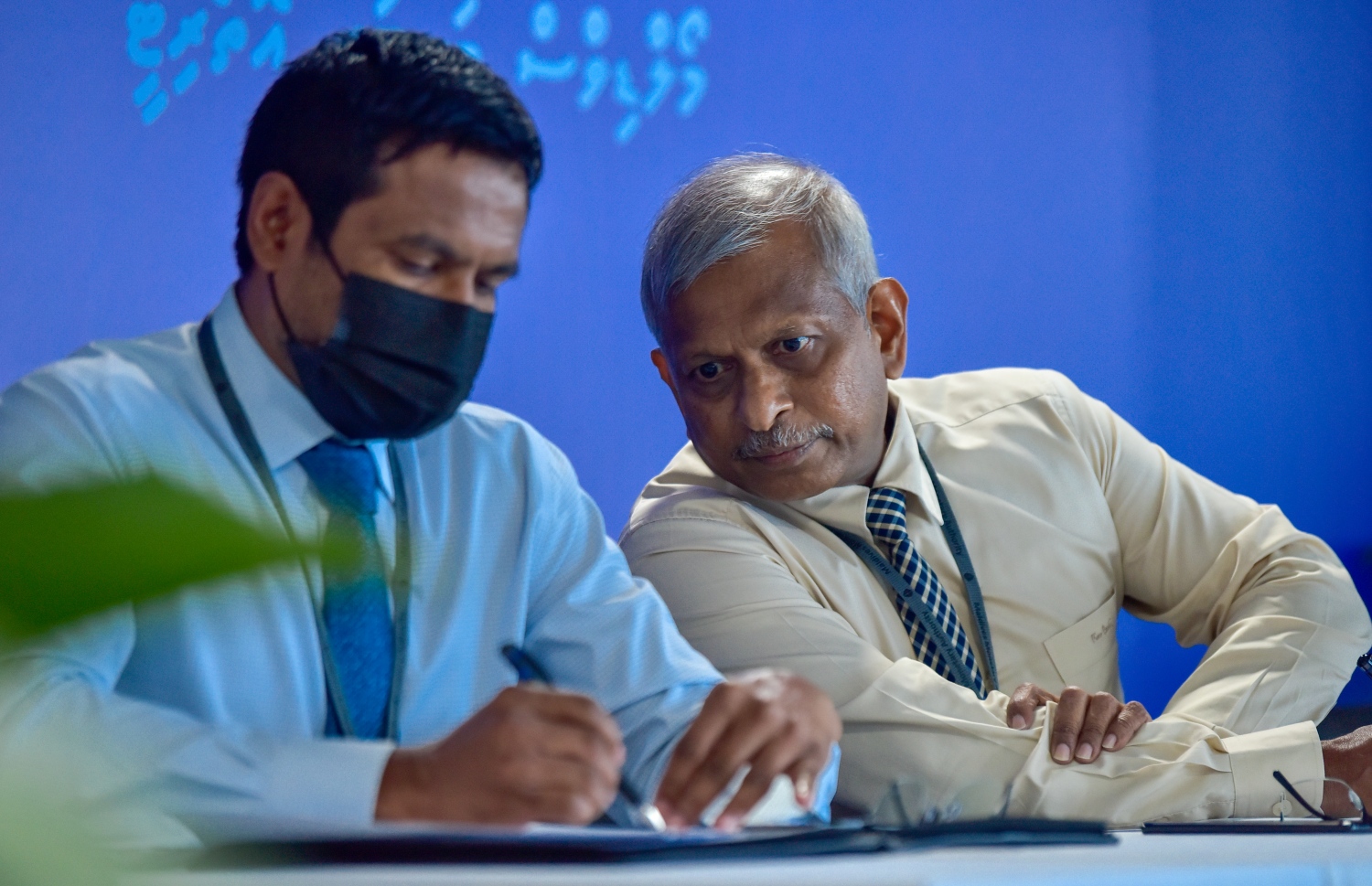 އެމްއެމްއޭ އިން ބޭއްވި ނޫސްވެރިންގެ ބައްދަލުވުމެއްގައި ގަވަރުނަރު އަލީ ހާޝިމާއި ޑެޕިއުޓީ ގަވަރުނަރު އަހުމަދު އިމާދު. އެމްއެމްއޭއިން ޑޮލަރުގެ އަގު ކޮންޓްރޯލު ކުރުމަށް އަޅަން ނިންމި ފިޔަވަޅުތަކެއް އަދިވެސް ނާޅާ-- ފައިލް ފޮޓޯ: މިހާރު