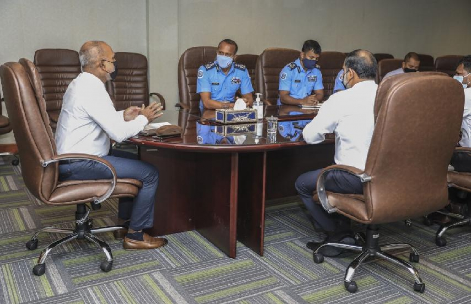 ޝަރީޢަތާ ހިލާފު ޢަމަލުތައް ހުއްޓުވަން އެޅޭނެ ފިޔަވަޅުތަކާ ގުޅޭ ގޮތުން، އިސްލާމިކް މިނިސްޓަރު ޑރ. އަހުމަދު ޒާހިރު، ކަމާގުޅޭ އިދާރާތަކުގެ އިސްވެރިންނާ މިއަދު ބައްދަލުކުރައްވަނީ.-- ފޮޓޯ: އިސްލާމިކް މިނިސްޓްރީ