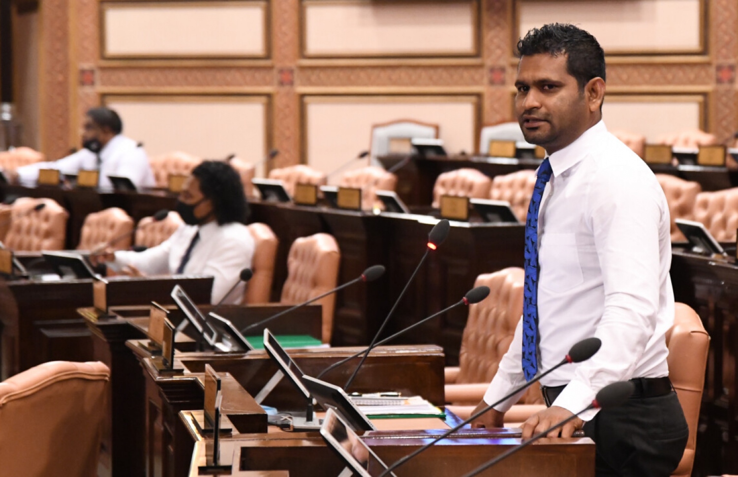 ތޮއްޑޫ ދާއިރާގެ މެމްބަރު ހަސަން ޝިޔާން، މަޖިލީހުގެ ޖަލްސާއެއްގައި ވާހަކަދައްކަވަނީ: ވެލިފިނޮޅު ހިއްކުން ހުއްޓުވައިދޭން ގޮވާލައި އޭނާ މިއަދު މައްސަލައެއް ހުށަހެޅުއްވި-- ފޮޓޯ: މަޖިލީހުގެ އިދާރާ