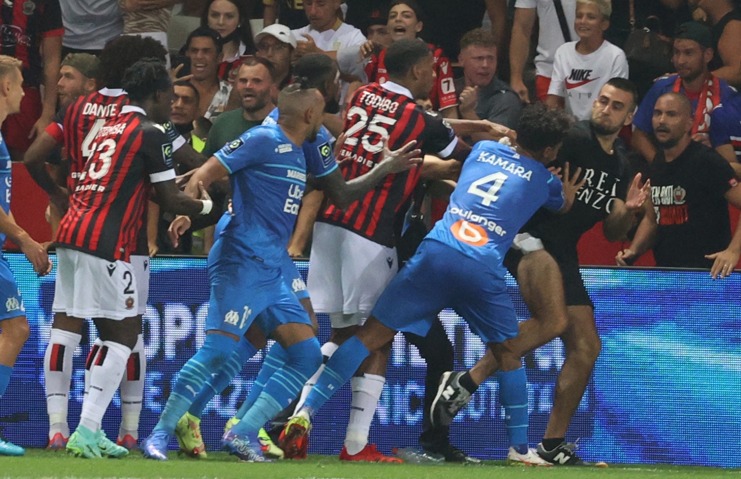 ނީސްގެ ސަޕޯޓަރުންނާއި މެސާގެ ކުޅުންތެރިންނާ ދެމެދު ހިނގި ހަމަނުޖެހުމުގެ ތެރެއިން --- ފޮޓޯ: އޭއެފްޕީ