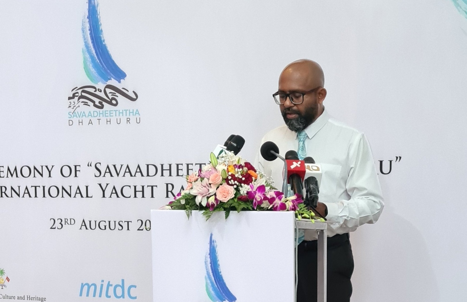 "ސަވާދީއްތަ ދަތުރު" ލޯންޗިން ހަފްލާގައި އެމްއައިޓީޑީސީގެ މެނޭޖިން ޑިރެކްޓަރު ރާއިދު ވާހަކަ ދައްކަވަނީ-- ފޮޓޯ:އެމްއައިޓީޑީސީ