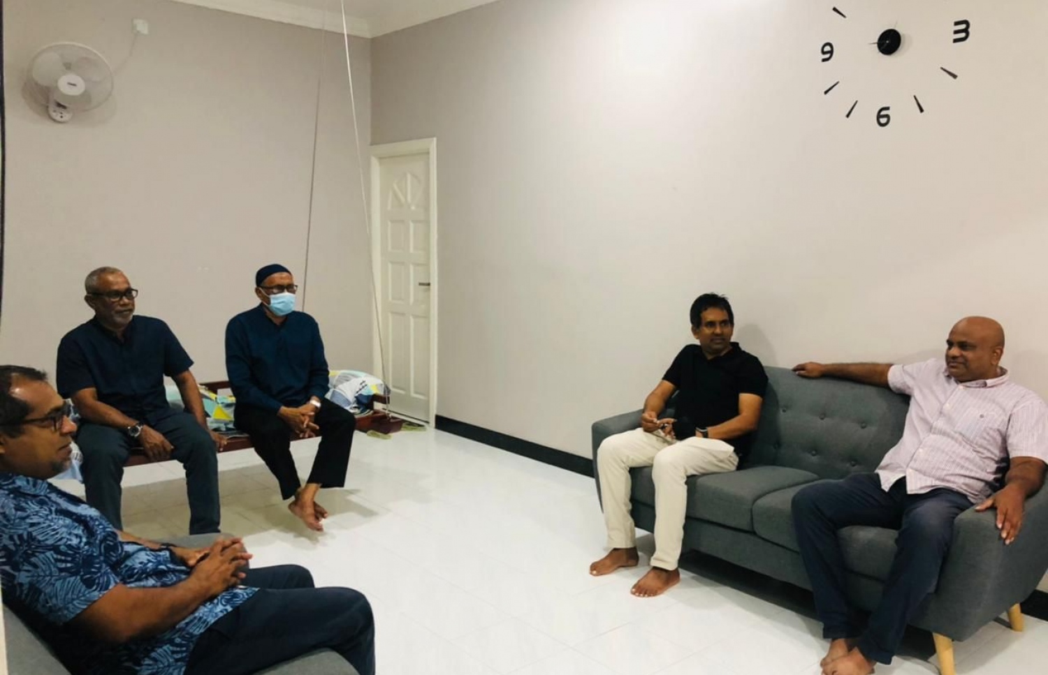 އިދިކޮޅު ކޯލިޝަނުން އައްޑު އަށް މިހާރު ކުރާ ދަތުރުގައި، އެ ކޯލިޝަންގެ ބައެއް އިސްވެރިން ސަޕޯޓަރަކާއެކު.---ފޮޓޯ: ޕީޕީއެމް