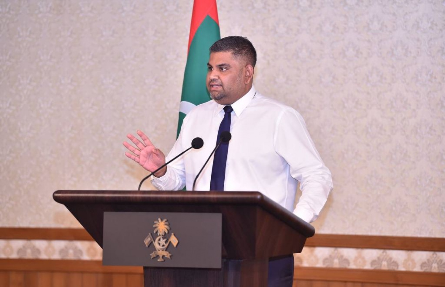 ރައީސް އޮފީހުގެ ތަރުޖަމާން މަބްރޫކް ނޫސްވެރިންނާ ވާހަކ ދައްކަވަނީ. އޭނާ އިއްޔެ ވިދާޅުވީ ވިލިމާލެ ބްރިޖްގެ އަމަލީ މަސައްކަތް ފެށޭނީ އަންނަ އަހަރު ކަމަށް--ފޮޓޯ: ރައީސް އޮފީސް