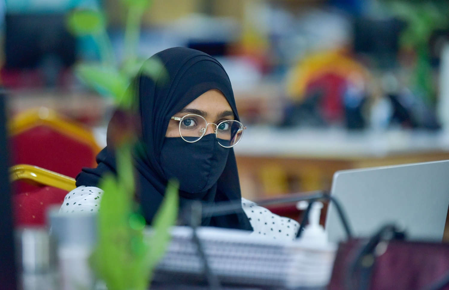 މާލެ- އޯގަސްޓް 26، 2021: އެޗްއީއޯސީގެ ކޯލް ސެންޓަރުގައި ވޮލަންޓިއަރުން ކޮވިޑް-19 ބައްޔާ ގުޅޭ ގޮތުން އާންމުނަށް މައުލޫމާތު ދިނުމަށް ހަރަކާތްތެރި ވަނީ.-- ފޮޓޯ: އަހްމަދު އަވްޝަން  / މިހާރު