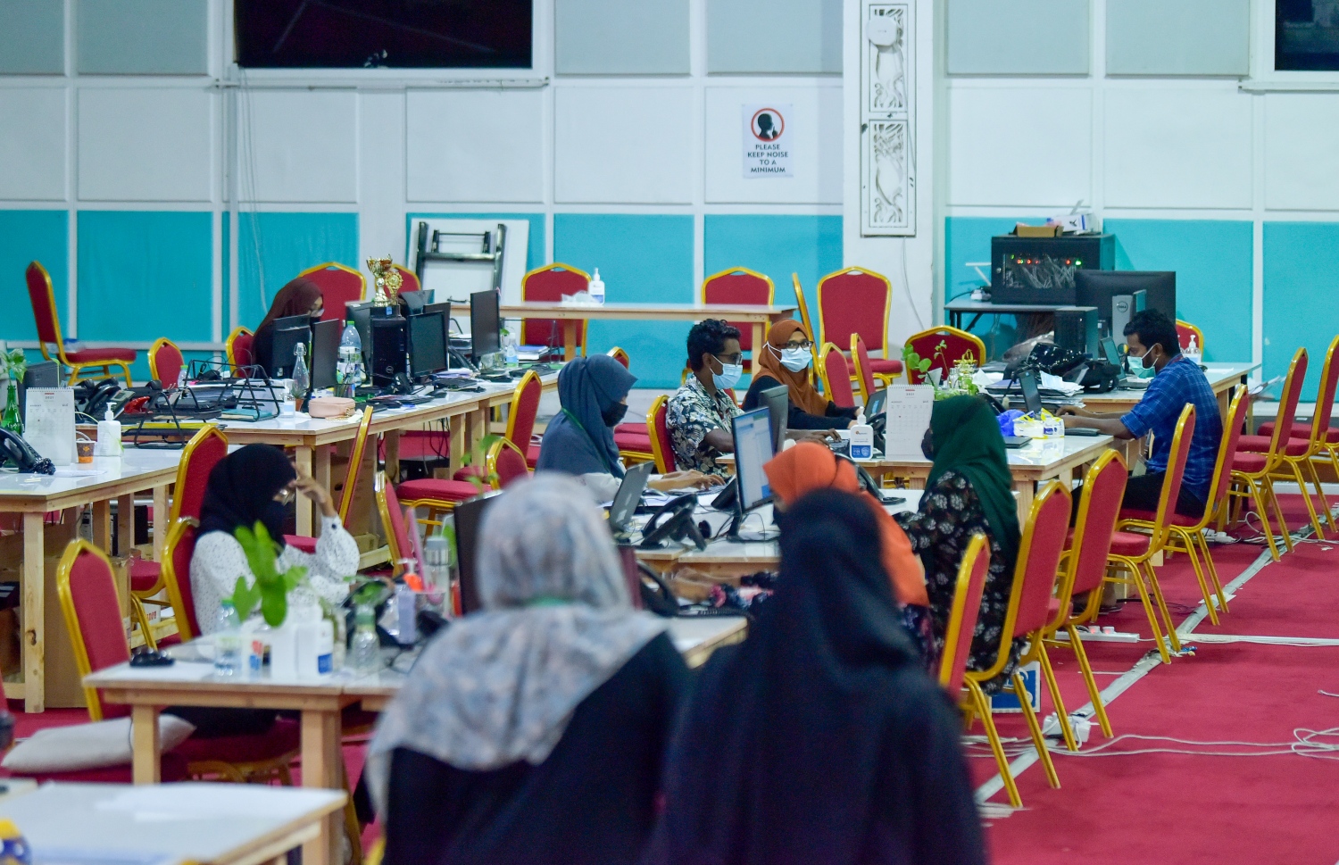 މާލެ- އޯގަސްޓް 26، 2021: އެޗްއީއޯސީގެ ކޯލް ސެންޓަރުގައި ވޮލަންޓިއަރުން ކޮވިޑް-19 ބައްޔާ ގުޅޭ ގޮތުން އާންމުނަށް މައުލޫމާތު ދިނުމަށް ހަރަކާތްތެރި ވަނީ.-- ފޮޓޯ: އަހްމަދު އަވްޝަން  / މިހާރު