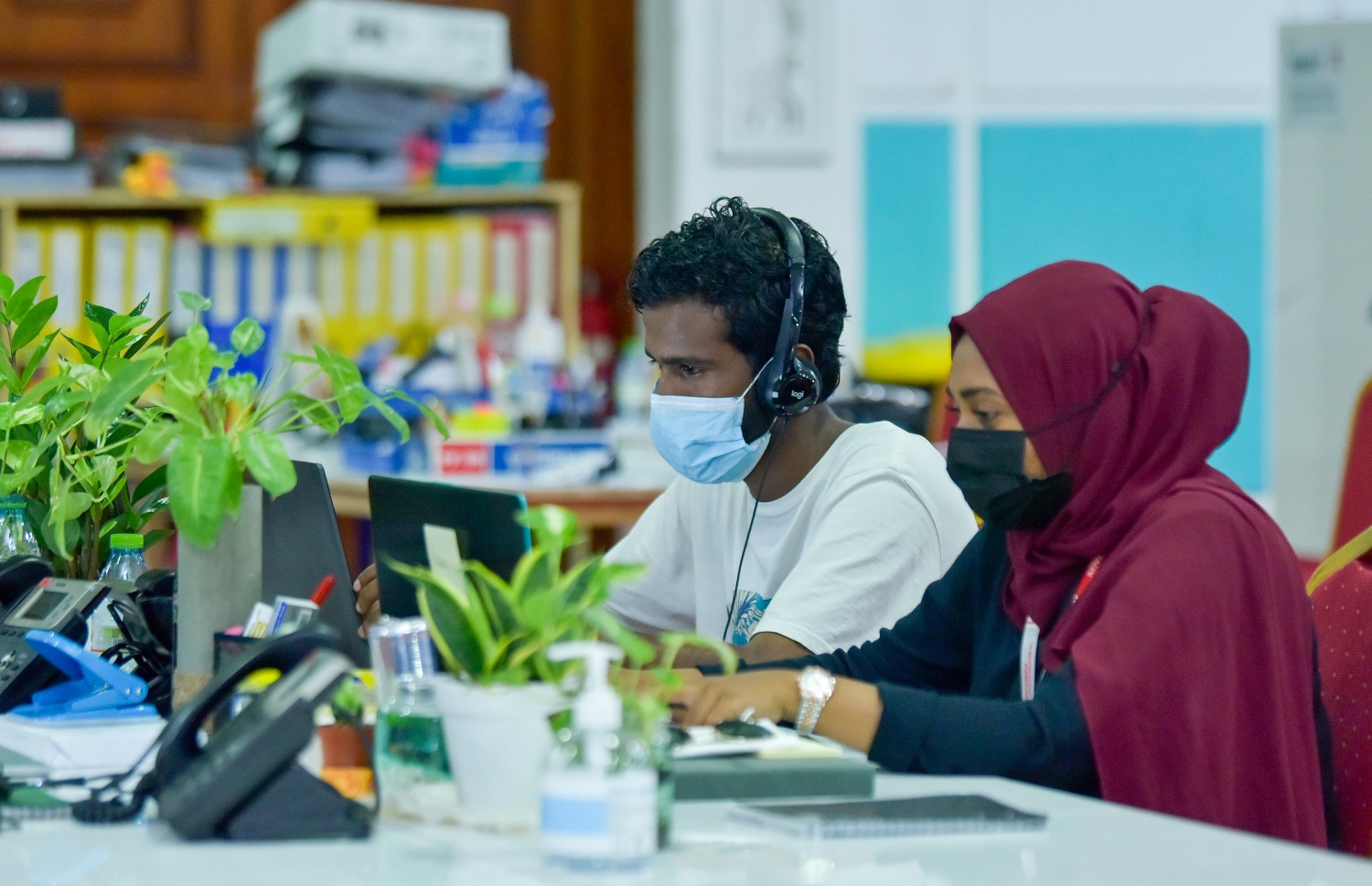 މާލެ- އޯގަސްޓް 26، 2021: އެޗްއީއޯސީގެ ކޯލް ސެންޓަރުގައި ވޮލަންޓިއަރުން ކޮވިޑް-19 ބައްޔާ ގުޅޭ ގޮތުން އާންމުނަށް މައުލޫމާތު ދިނުމަށް ހަރަކާތްތެރި ވަނީ.-- ފޮޓޯ: އަހްމަދު އަވްޝަން  / މިހާރު