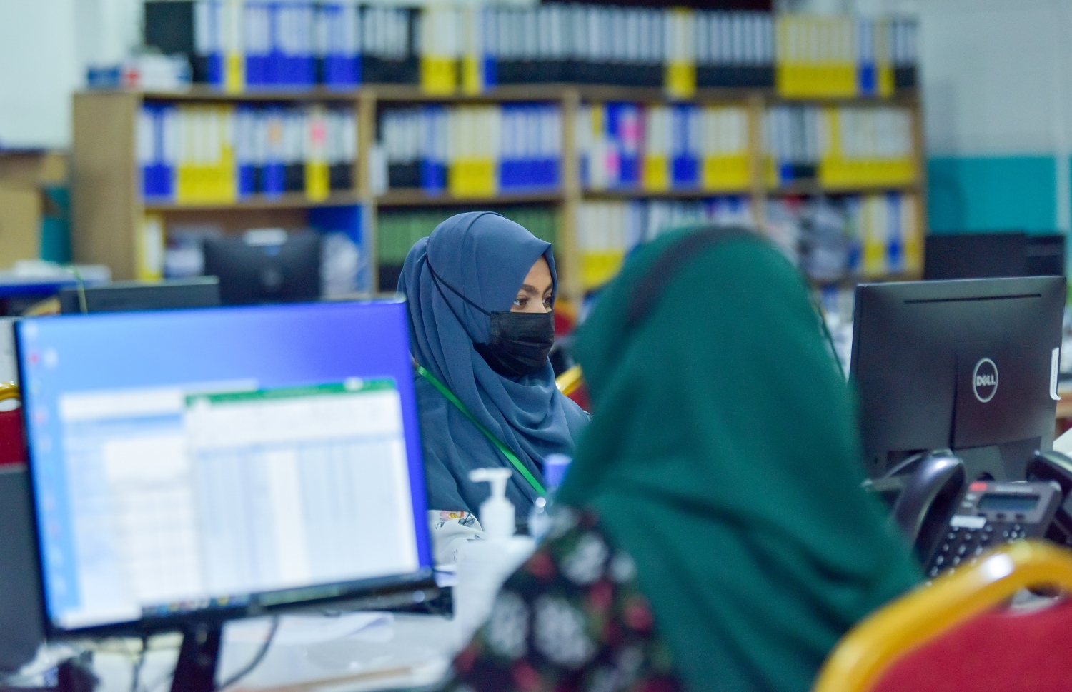 މާލެ- އޯގަސްޓް 26، 2021: އެޗްއީއޯސީގެ ކޯލް ސެންޓަރުގައި ވޮލަންޓިއަރުން ކޮވިޑް-19 ބައްޔާ ގުޅޭ ގޮތުން އާންމުނަށް މައުލޫމާތު ދިނުމަށް ހަރަކާތްތެރި ވަނީ.-- ފޮޓޯ: އަހްމަދު އަވްޝަން  / މިހާރު