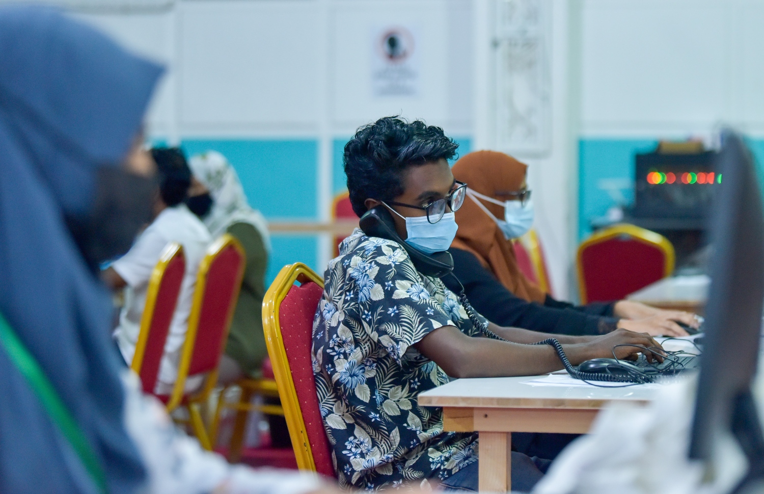 މާލެ- އޯގަސްޓް 26، 2021: އެޗްއީއޯސީގެ ކޯލް ސެންޓަރުގައި ވޮލަންޓިއަރުން ކޮވިޑް-19 ބައްޔާ ގުޅޭ ގޮތުން އާންމުނަށް މައުލޫމާތު ދިނުމަށް ހަރަކާތްތެރި ވަނީ.-- ފޮޓޯ: އަހްމަދު އަވްޝަން  / މިހާރު