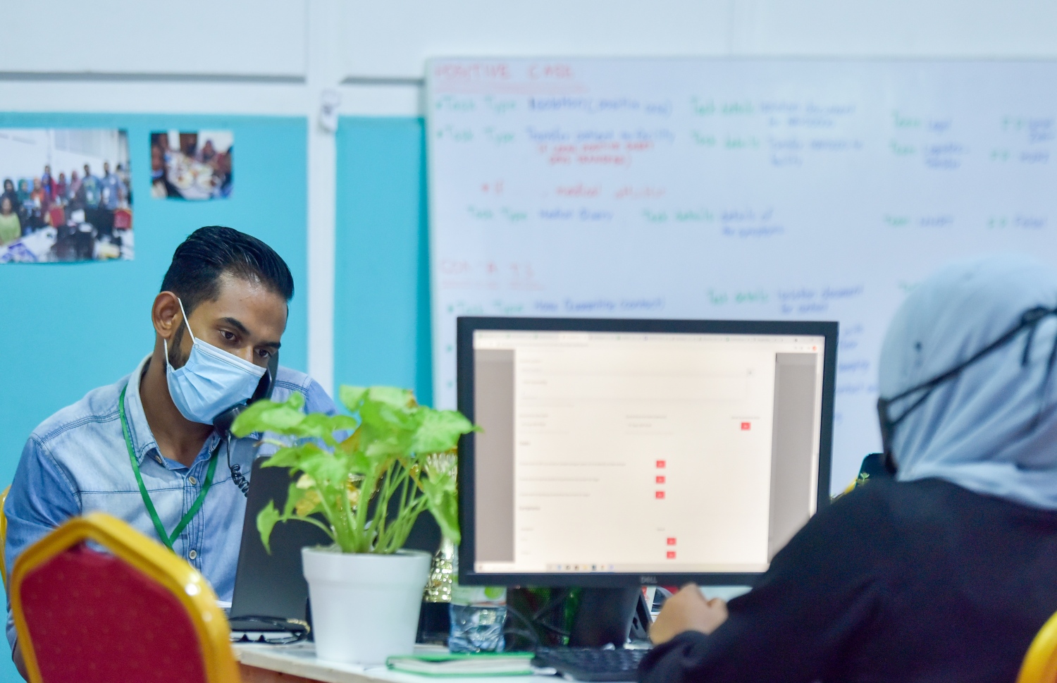 މާލެ- އޯގަސްޓް 26، 2021: އެޗްއީއޯސީގެ ކޯލް ސެންޓަރުގައި ވޮލަންޓިއަރުން ކޮވިޑް-19 ބައްޔާ ގުޅޭ ގޮތުން އާންމުނަށް މައުލޫމާތު ދިނުމަށް ހަރަކާތްތެރި ވަނީ.-- ފޮޓޯ: އަހްމަދު އަވްޝަން  / މިހާރު