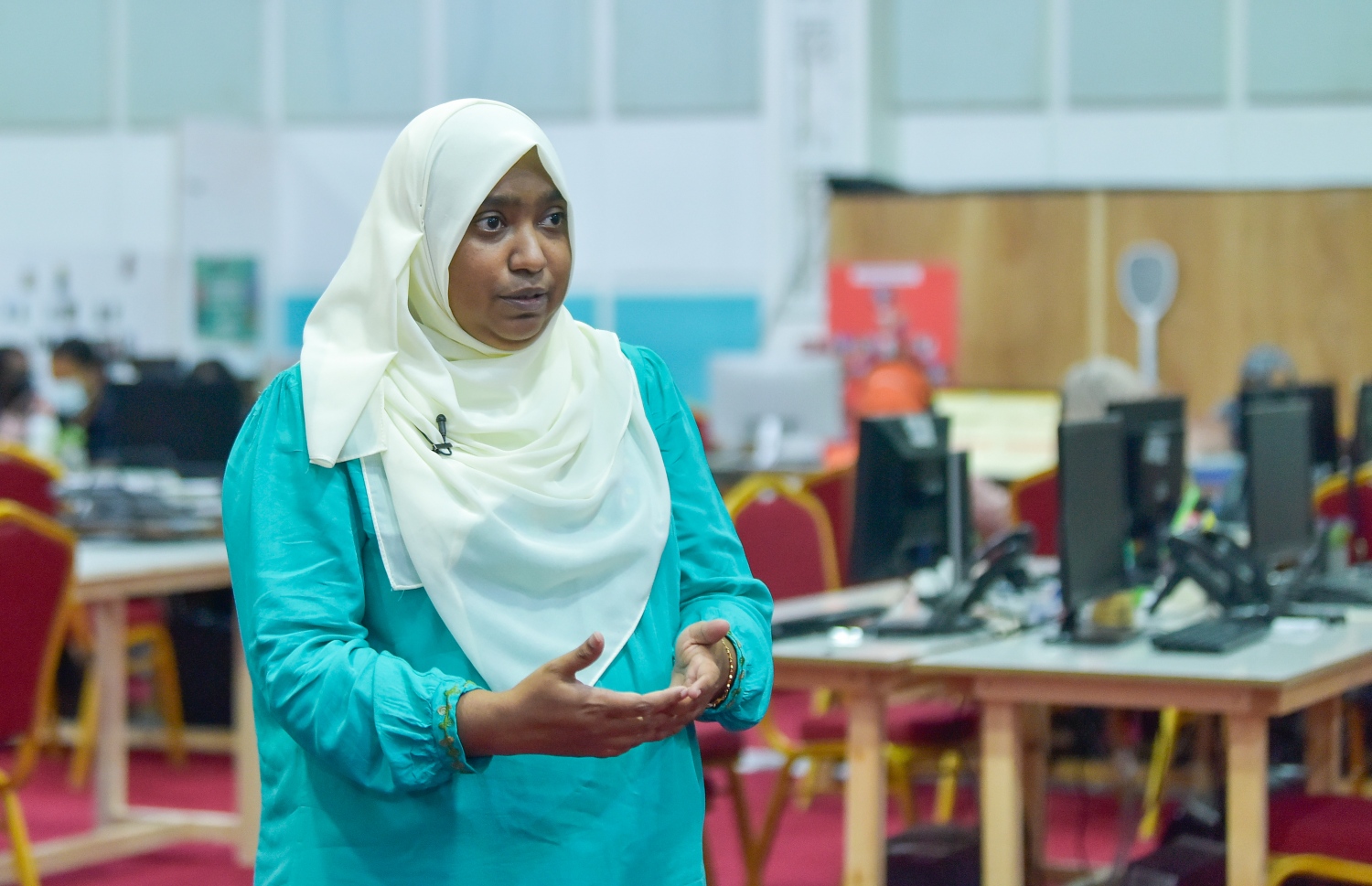 މާލެ- އޯގަސްޓް 26، 2021: އެޗްއީއޯސީގެ ކޯލް ސެންޓަރުގައި ވޮލަންޓިއަރުން ނާއި އެކު ކޮވިޑް-19 ބައްޔާ ގުޅޭ ގޮތުން އާންމުނަށް މައުލޫމާތު ދިނުމަށް ޑރ. ނަޒުލާ ހަރަކާތްތެރި ވަނީ.-- ފޮޓޯ: އަހްމަދު އަވްޝަން  / މިހާރު