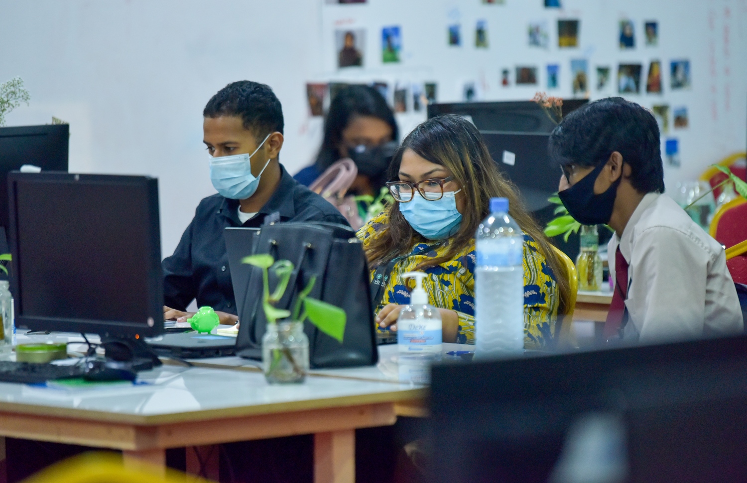 މާލެ- އޯގަސްޓް 26، 2021: އެޗްއީއޯސީގެ ކޯލް ސެންޓަރުގައި ވޮލަންޓިއަރުން ކޮވިޑް-19 ބައްޔާ ގުޅޭ ގޮތުން އާންމުނަށް މައުލޫމާތު ދިނުމަށް ހަރަކާތްތެރި ވަނީ.-- ފޮޓޯ: އަހްމަދު އަވްޝަން  / މިހާރު