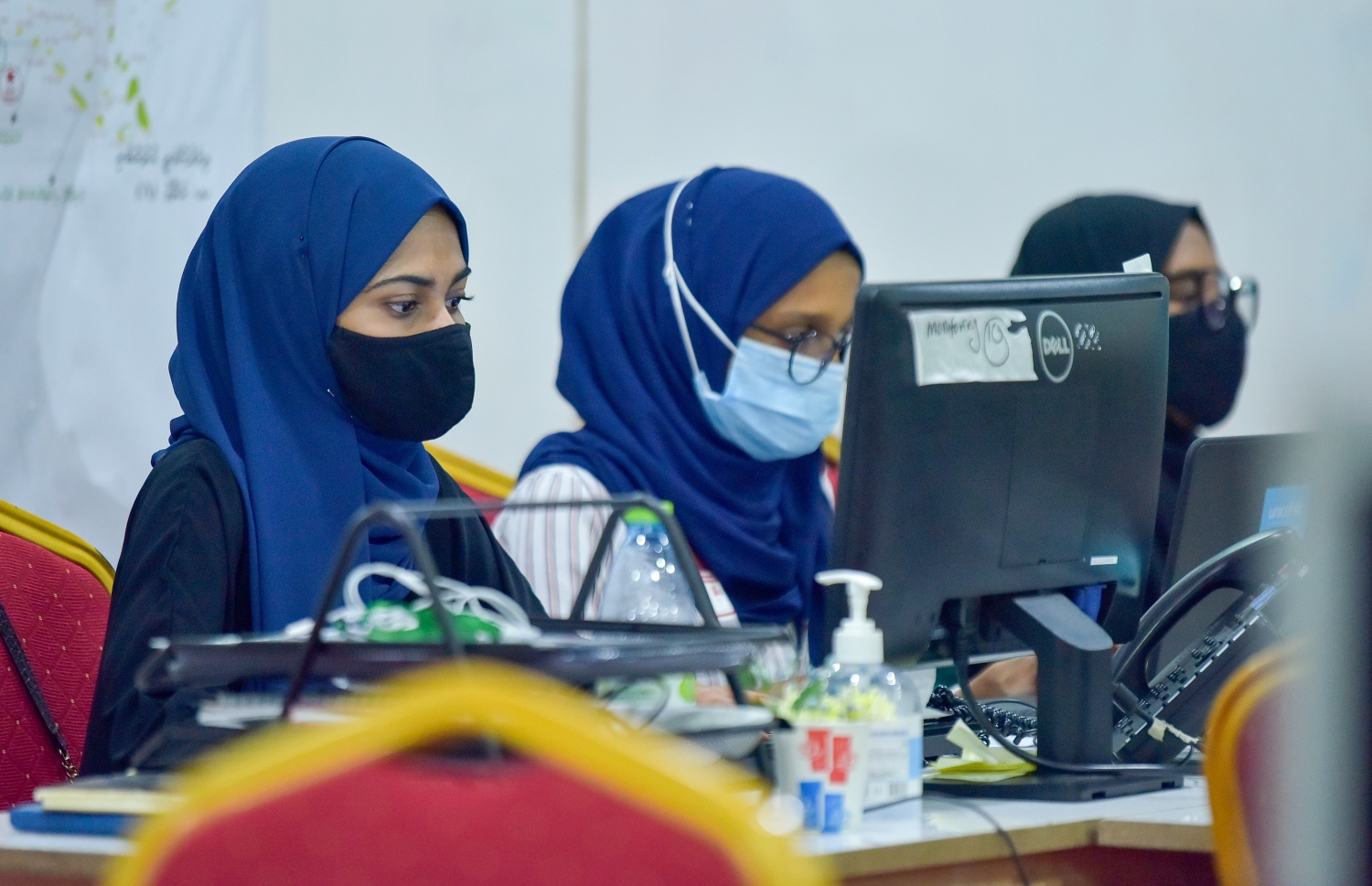 މާލެ- އޯގަސްޓް 26، 2021: އެޗްއީއޯސީގެ ކޯލް ސެންޓަރުގައި ވޮލަންޓިއަރުން ކޮވިޑް-19 ބައްޔާ ގުޅޭ ގޮތުން އާންމުނަށް މައުލޫމާތު ދިނުމަށް ހަރަކާތްތެރި ވަނީ.-- ފޮޓޯ: އަހްމަދު އަވްޝަން  / މިހާރު