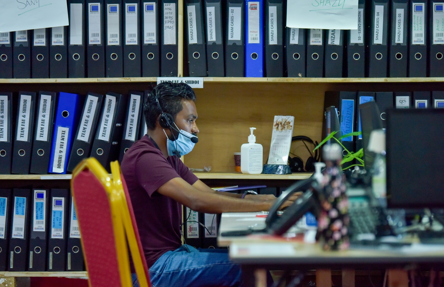 މާލެ- އޯގަސްޓް 26، 2021: އެޗްއީއޯސީގެ ކޯލް ސެންޓަރުގައި ވޮލަންޓިއަރުން ކޮވިޑް-19 ބައްޔާ ގުޅޭ ގޮތުން އާންމުނަށް މައުލޫމާތު ދިނުމަށް ހަރަކާތްތެރި ވަނީ.-- ފޮޓޯ: އަހްމަދު އަވްޝަން  / މިހާރު