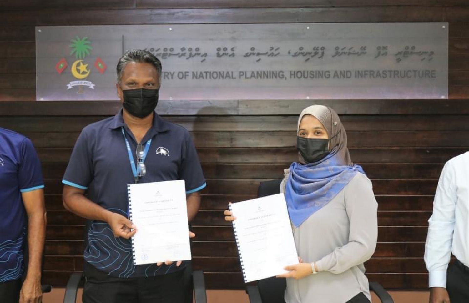 ހއ. މުރައިދޫ ބަނދަރު ހެދުމުގެ މަސައްކަތް އެމްޓީސީސީ ހަވާލުކުރުމަށް ބޭއްވި ސޮއި ކުރުމުގެ ހަފްލާގައި އެމްޓީސީސީގެ މެނޭޖިން ޑިރެކްޓަރު އާދަމް އާޒިމް ބައިވެރިވެ ވަޑައިގަންނަވަނީ.-- ފޮޓޯ: އެމްޓީސީސީ