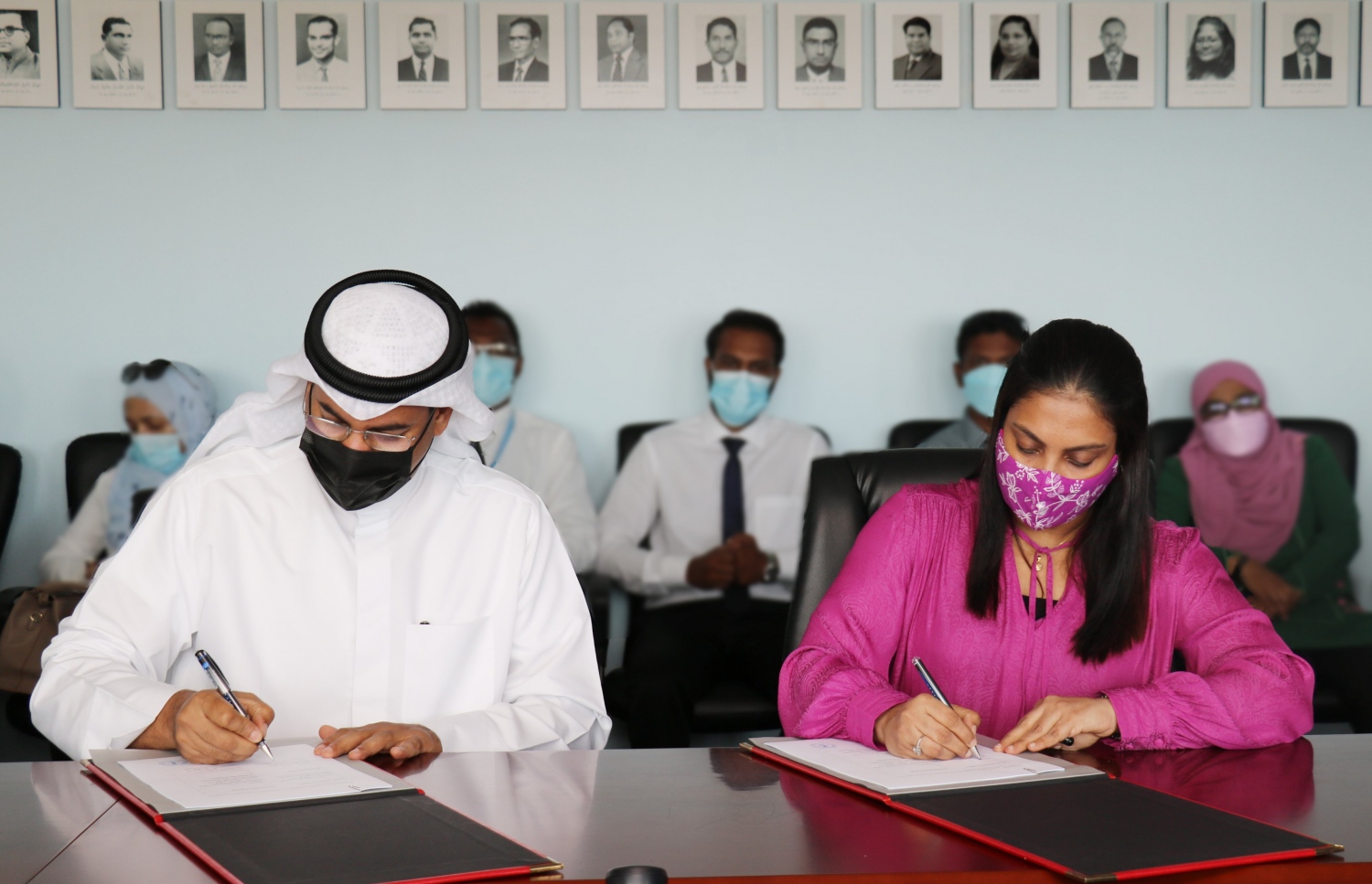 ހުޅުމާލޭގެ ފުރަތަމަ ފިޔަވަހީގައި ސްކޫލު އަޅައި ހިންގުމަށް އެޑިއުކޭޝަން މިނިސްޓަރު ޑރ. އައިޝަތު އަލީ އަދި ކުވެއިތުގެ އަލްޖެރީ ހޯލްޑިން ގްރޫޕުގެ ޗެއާމަން ތަލާލް ހަލީފާ އަލްޖެރީ އެއްބަސްވުމުގައި ސޮއިކުރައްވަނީ-- ފޮޓޯ: އެޑިއުކޭޝަން މިނިސްޓްރީ