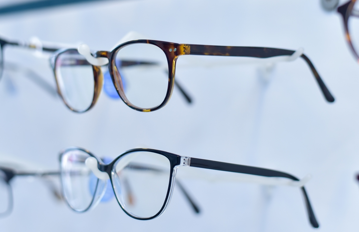 އައިކެއާގެ ބްލޫލައިޓް ލެންސް އައިނު: މި ލެންސުގައި ހުންނަ ކޯޓިންއެއްގެ ސަބަބުން ނޫ އަލި ލެންސުގައި ޖެހުމުން ރިފްލެކްޓުކޮށްދޭ-- ފޮޓޯ: އަހުމަދު އަވްޝަން/މިހާރު