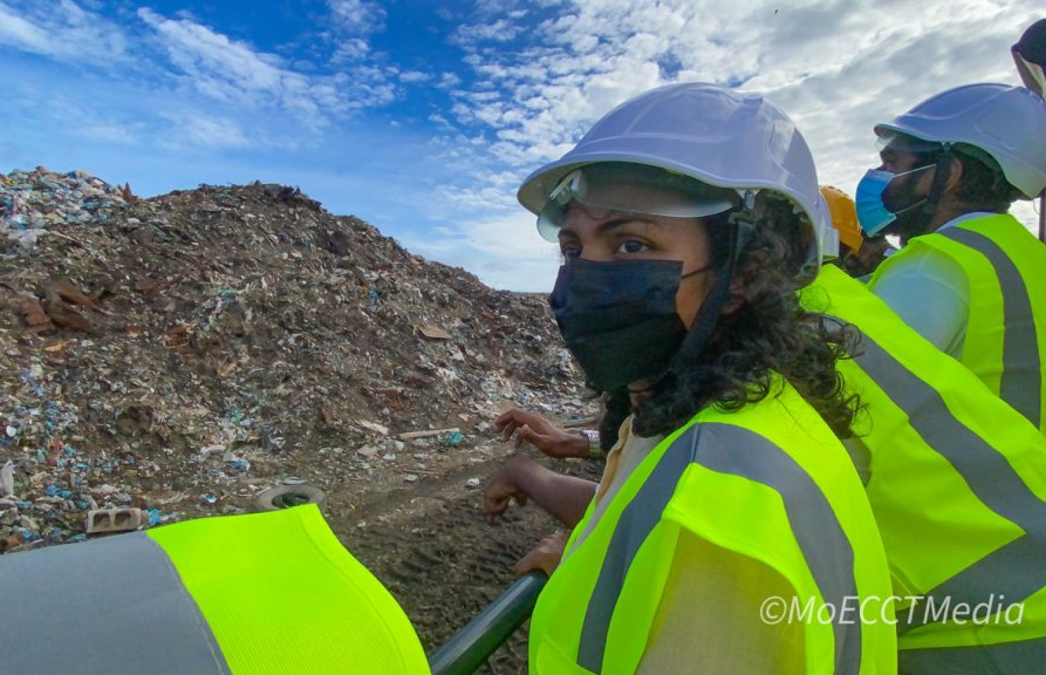 އެންވަޔަރަމަންޓް މިނިސްޓަރު ތިލަފުއްޓަށް ވަޑައިގެން އެ ރަށް ބައްލަވާލައްވަނީ-- ފޮޓޯ: އެންވަޔަރަމަންޓް މިނިސްޓްރީ