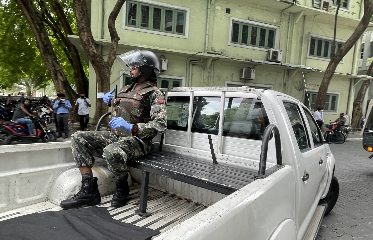 ޓޫރިޒަމް މިނިސްޓްރީ އަށް ފޮނުވި ގޮތް ނޭނގޭ އެއްޗެއްގެ މައްސަލަ ބަލަން ވެލާނާގޭ ބިލްޑިންގް ކައިރީގައި ސިފައިން މިއަދު ހަރަކާތްތެރިވަނީ.---ފޮޓޯ: ނިޝާން އަލީ/މިހާރު