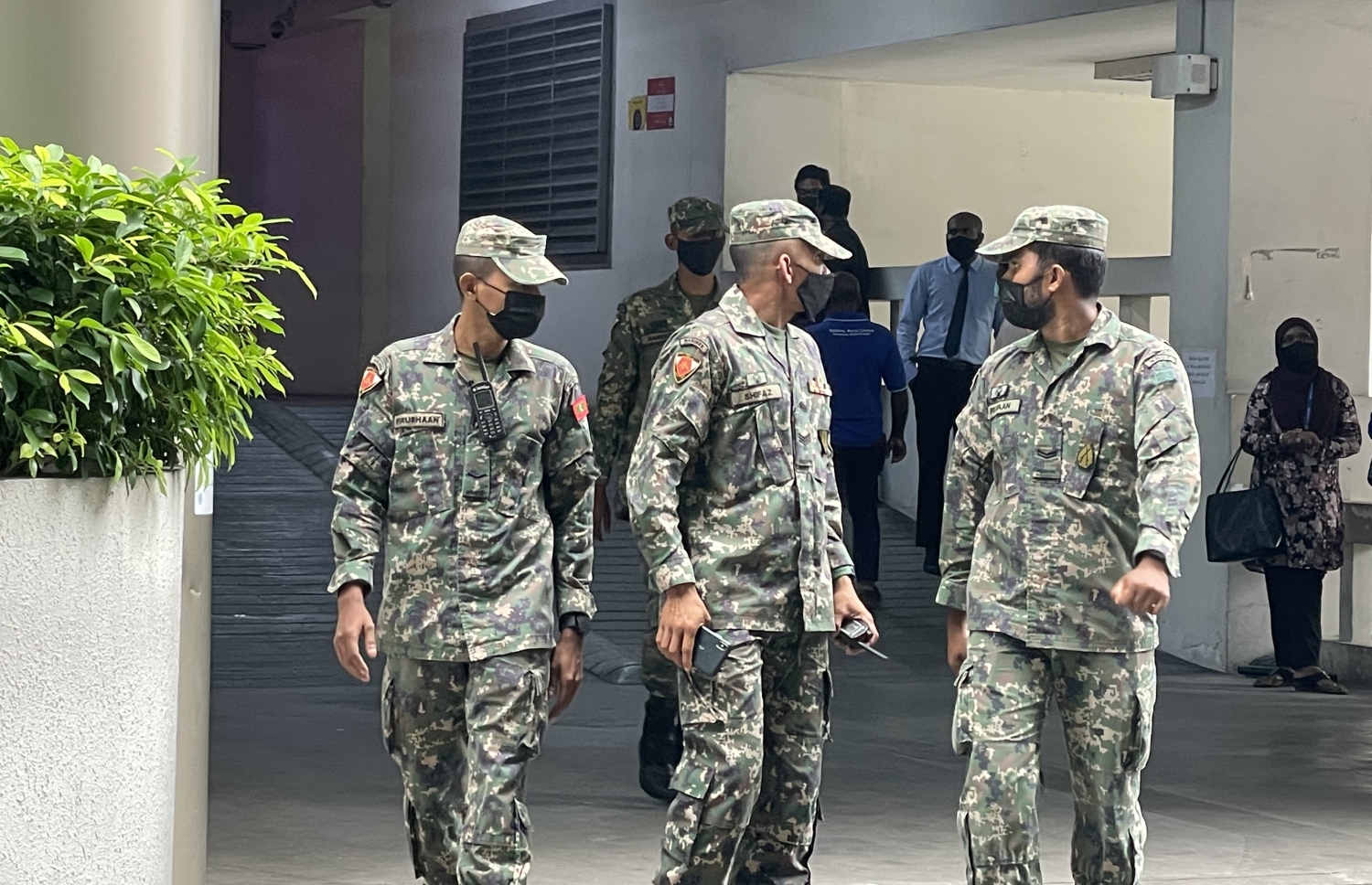 ގޮތްނޭނގޭ އެއްޗެއް ފެނިގެން ވެލާނާގެ ސަރަހައްދުގައި ސިފައިން ހަރަކާތްތެރިވަނީ.-- ފޮޓޯ: ނިޝާން އަލީ/ މިހާރު