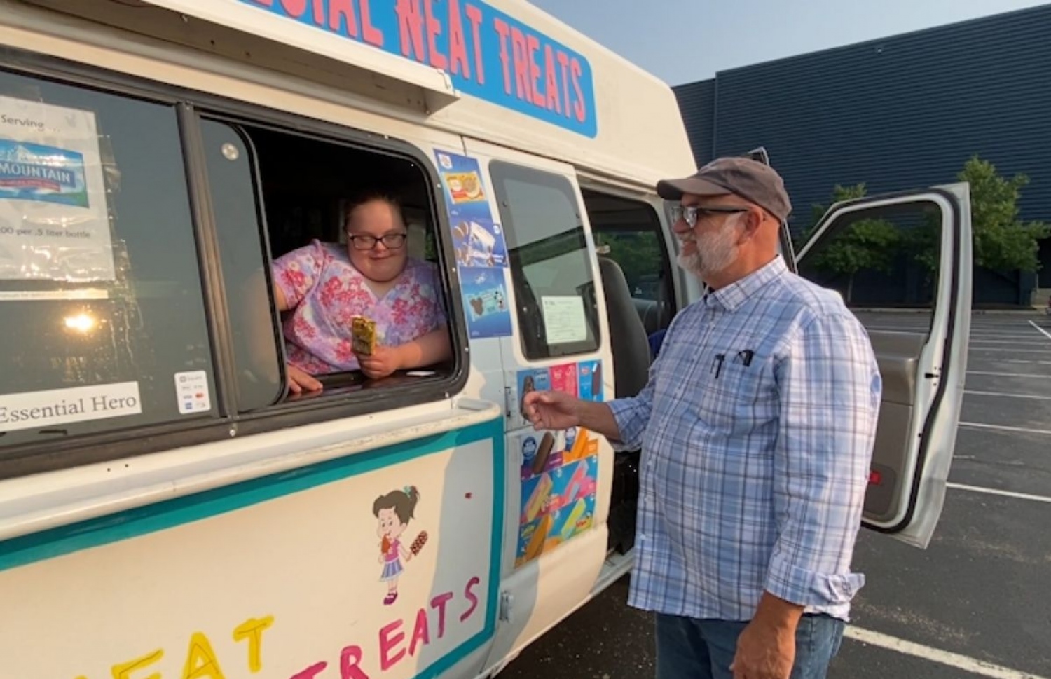 މޭރީ ޓްރަކްގެ އެތެރޭގައި އަދި ބައްޕަ ބޭރުގައި.