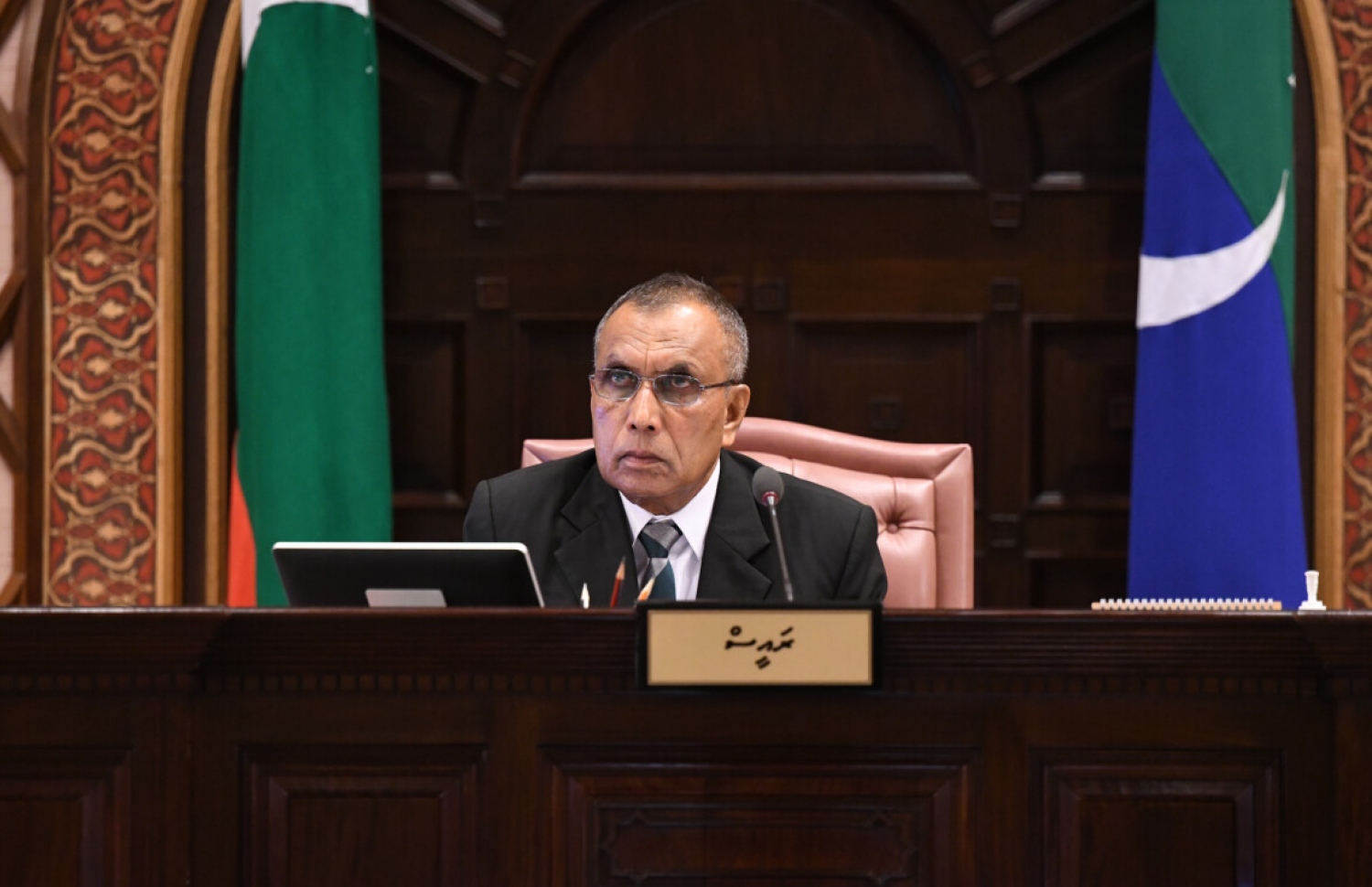 ވިލުފުށީ ދާއިރާގެ މެމްބަރު ހަސަން އަފީފު މަޖްލީހުގެ ޖަލްސާއެއްގެ ރިޔާސަތު ބަލަހައްޓަވަނީ.