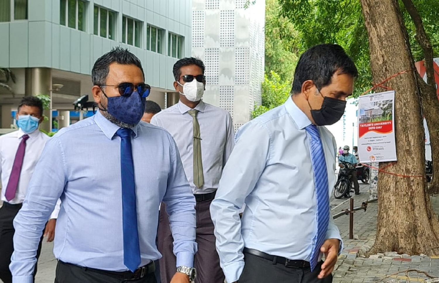 ލީކުވި އޯޑިއޯ މައްސަލައިގައި ރައީސްއާ ބައްދަލުކުރަން އިދިކޮޅު މެމްބަރުން ރައީސް އޮފީހަށް ވަޑައިގަންނަވަނީ.-- ފޮޓޯ: ޕީޕީއެމް