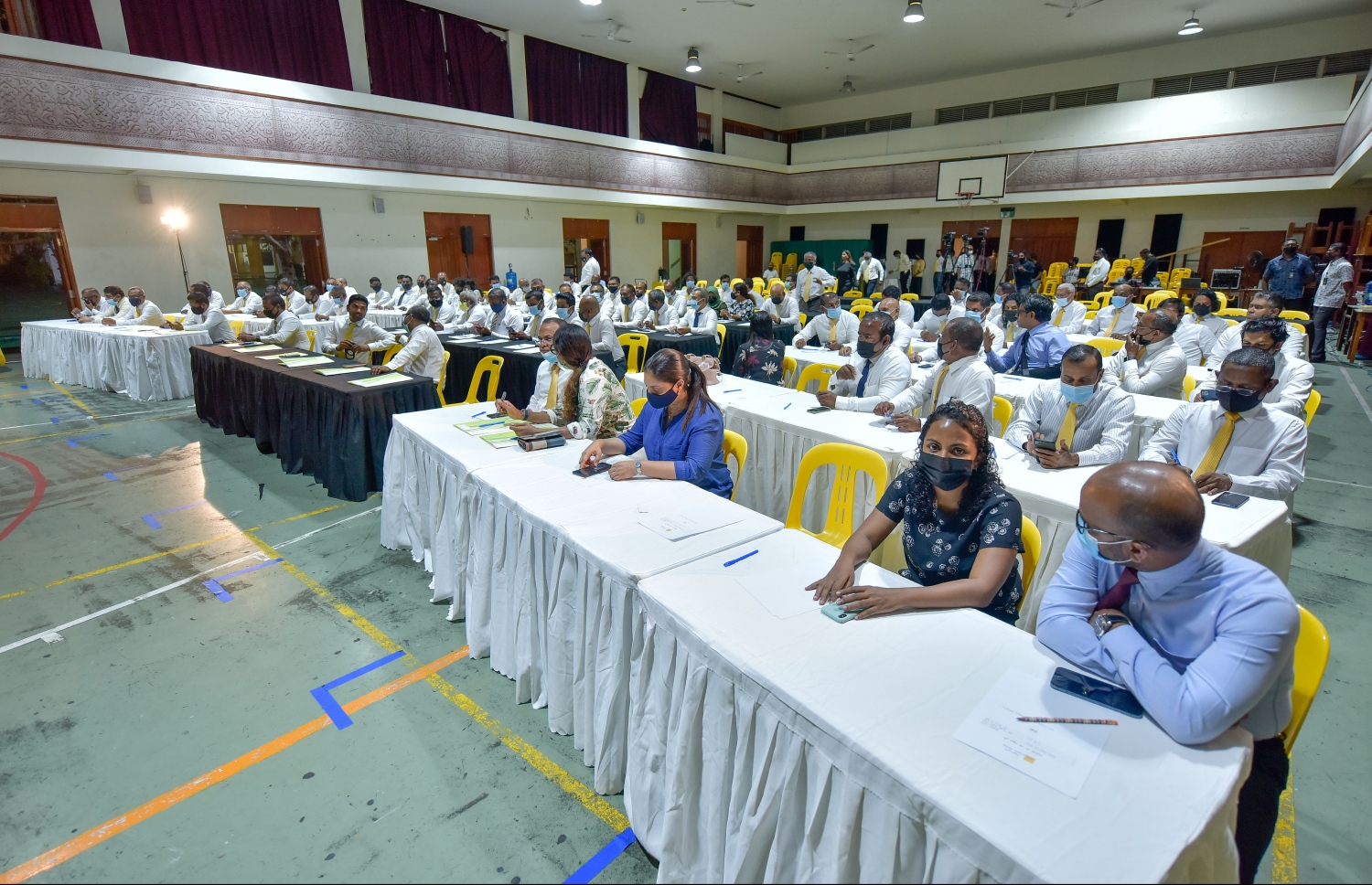 ރޭ ބޭއްވި އެމްޑީޕީގެ ގައުމީ މަޖިލީހުގެ ޖަލްސާގައި އެ މަޖިލީހުގެ ބައެއް މެމްބަރުން ބައިވެރިވެވަޑައިގަންނަވަނީ.---ފޮޓޯ: ނިޝާން އަލީ/މިހާރު