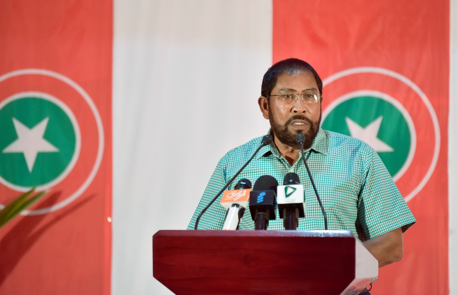 އޮގަސްޓު 30، 2021 ގެ ރޭ ޖޭޕީން ބޭއްވި ޖަލްސާއެއްގައި ގާސިމް ވާހަކަ ދައްކަވަނީ--ފޮޓޯ: މިހާރު
