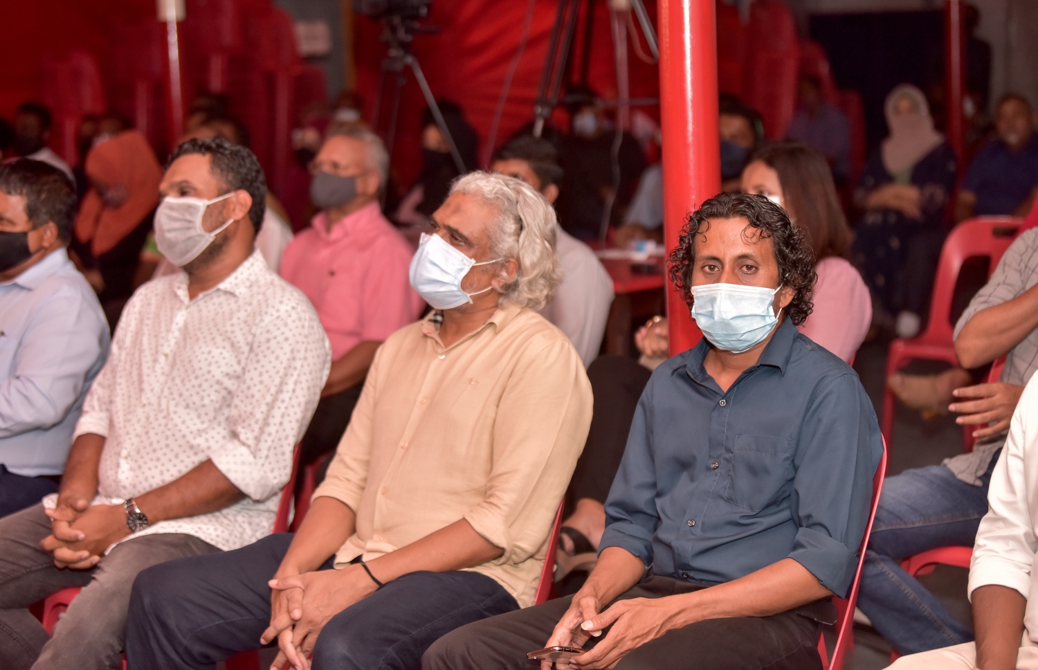 ޖޭޕީގެ މައި ޖަގަހަ، ކުނޫޒުގައި ރޭ ބޭއްވި ޖަލްސާގައި އެ ޕާޓީގެ ކައުންސިލްގައި ހިމެނިވަޑައިގެންނަވާ ބައެއް ބޭފުޅުން ބައިވެރިވެވަޑައިގަންނަވަނީ-- ފޮޓޯ: ނިޝާން އަލީ/ މިހާރު