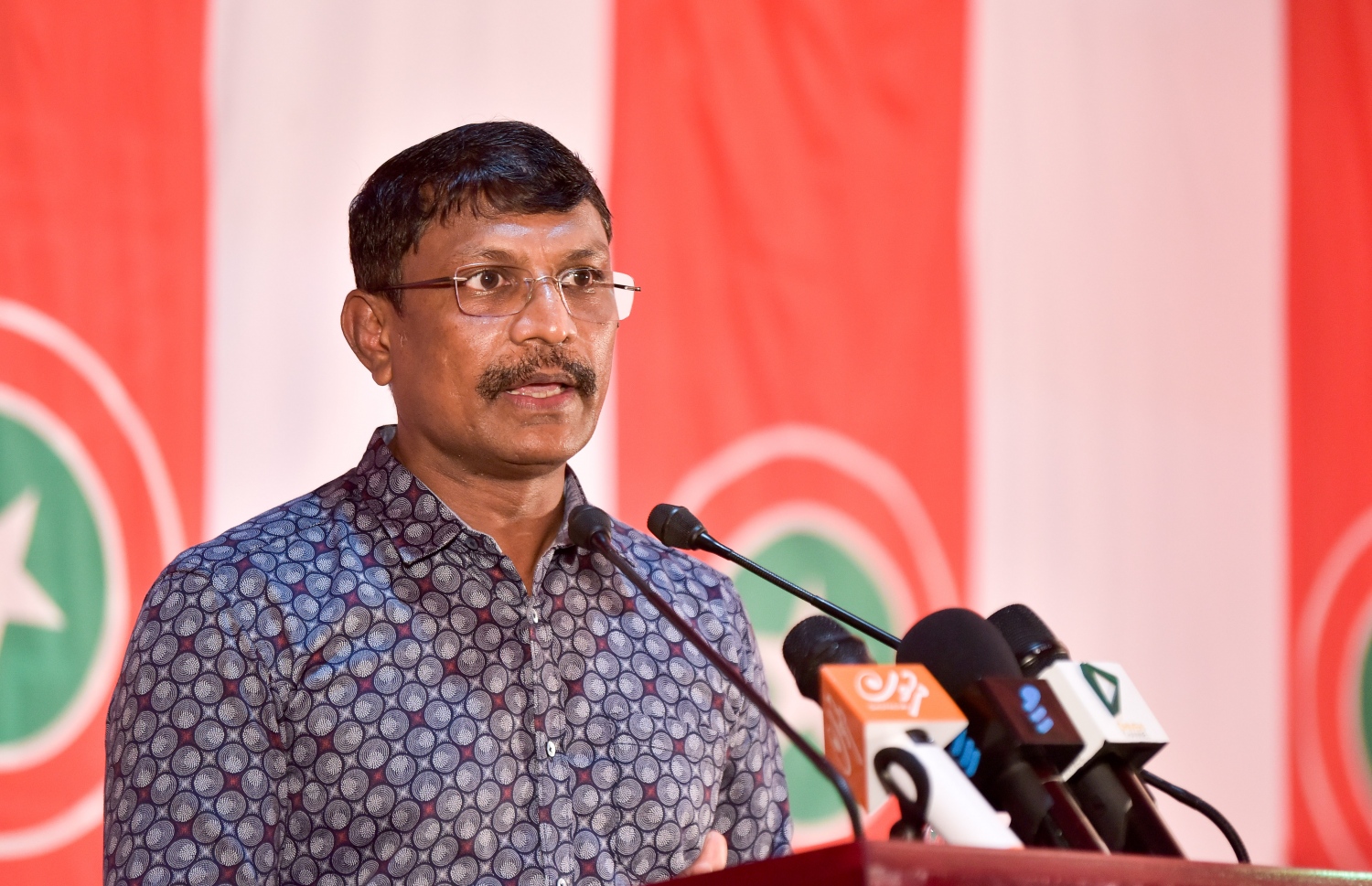 ޖޭޕީގެ ޖަލްސާއެއްގައި ރިޔާޒް ވާހަކަ ދައްކަވަނީ.