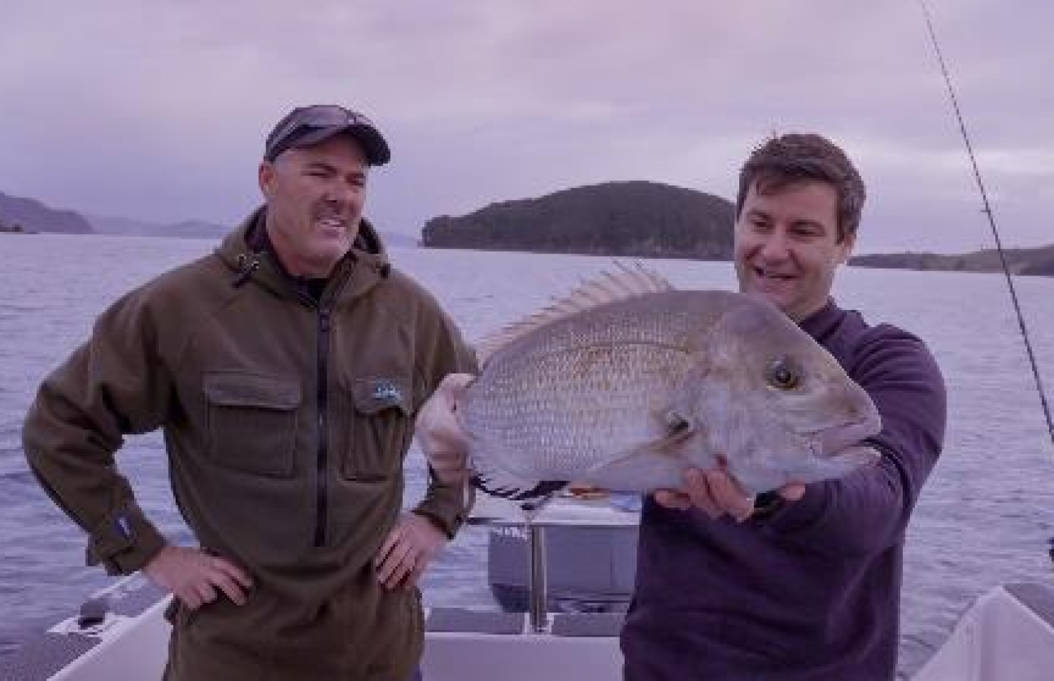 "ފިޝް އޮފް ދަ ޑޭ"ގެ ހޯސްޓު އޭނާ ބޭނި މަހެއް ހިފަހައްޓައިގެން: މިފަހަރުގެ ސީޒަންގައި ނިއުޒިލެންޑުގެ މަސްވެރިކަމާ ބެހޭ ތަފާތު މައުލޫމާތު ގެނެސްދޭނެ-- ފޮޓޯ: ނޭޝަނަލް ޖިއޮގްރަފިކް